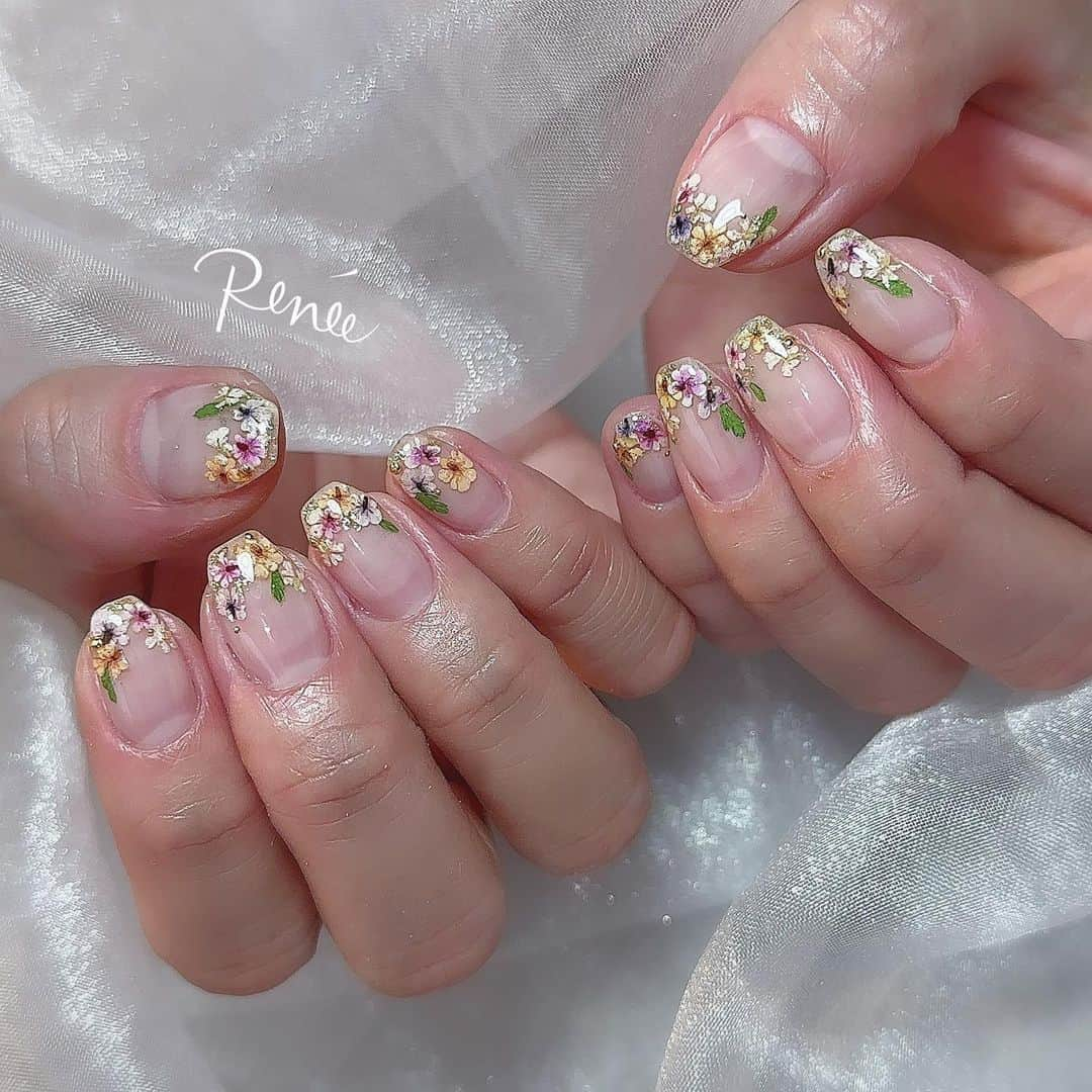 ネイルサロンレネさんのインスタグラム写真 - (ネイルサロンレネInstagram)「.  Flower French Nail💐🤍  □ 店舗詳細 ⇩ 大阪府大阪市北区堂山町1-2 R&Eビル3階 am10:00〜pm20:00 JR大阪駅から徒歩7分 阪急梅田駅から徒歩7分 御堂筋梅田駅から徒歩7分  —————————— ☆ご予約はRenée公式LINEから 受け付けております☆  @renee.nailsalon @renee_maiokmt.1030  プロフィールURLよりLINEへ飛べます or LINEアプリの友達検索にて  【@bos7903t】←※@から入力🔍 ⁡ メニューに迷った方やご相談は LINEにて受け付けております。 ⁡ リピート率95% TV.メディア出演 スタッフ全員資格保持者 カラー300種類以上 パーツ1000種類以上 雑誌掲載デザイン多数 ⁡ —————————— ⁡ ⁡ #nail#ネイル #大阪ネイルサロン#梅田ネイルサロン #ビジューネイル#おしゃれネイル#お洒落ネイル#シンプルネイル#きれいめネイル#大人ネイル#上品ネイル#ナチュラルネイル#ヌーディネイル#美フォルムネイル#美フォルム#ちゅるんネイル#フィルイン  #ストーンネイル #ビジュー #美爪ネイル #秋ネイル #秋ネイルデザイン #autumnnails #クリアネイル #フレンチネイル #frenchnails #frenchnails💅 #フラワーネイル #flowernails #frenchnail」11月7日 22時57分 - renee.nailsalon