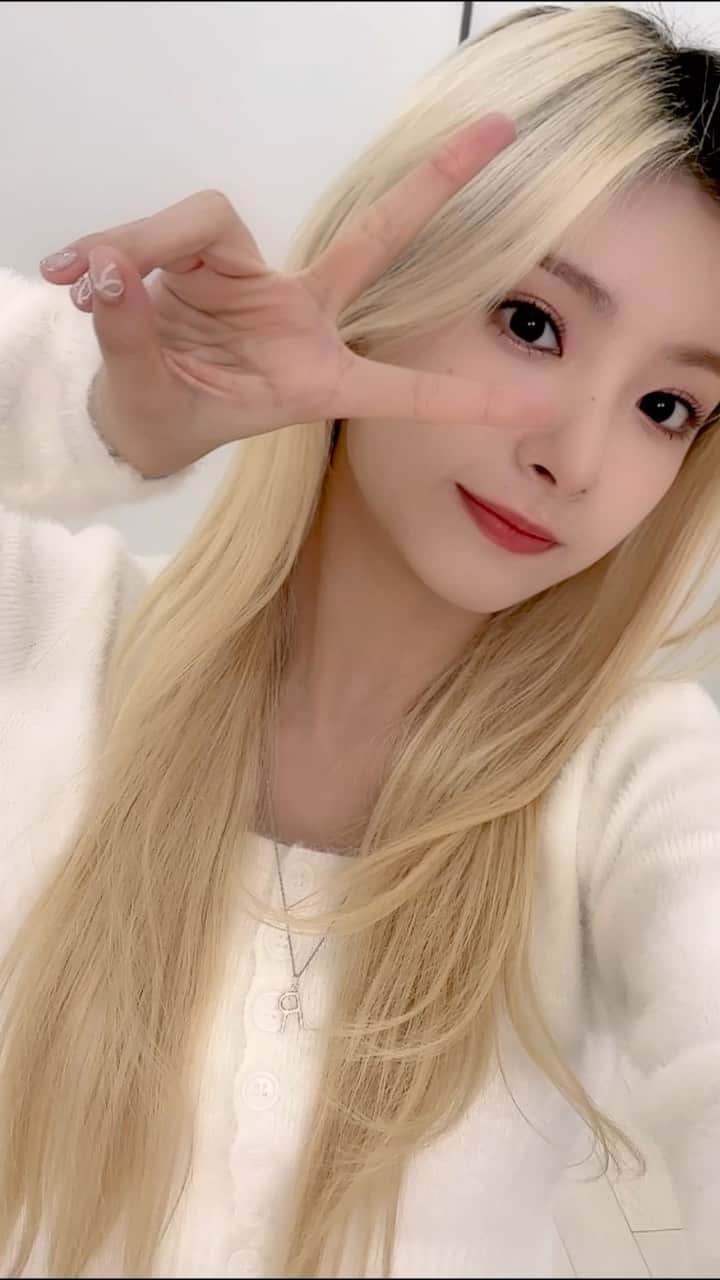 EVERGLOWのインスタグラム：「투어를 위해 열심히 준비했덩유❤💜 #EVERGLOW #에버글로우 #이런 #YIREN #ALL_MY_GIRLS_IN_US   ⬇⬇⬇   Tickets : bit.ly/3E2Zevw Meet & Greet : mmt.fans/bnuY」