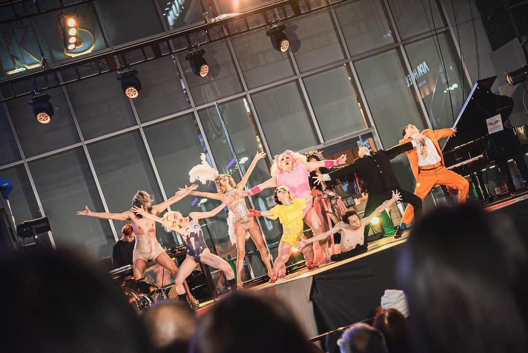 アオイヤマダさんのインスタグラム写真 - (アオイヤマダInstagram)「東京QQQ(Tokyo Thankyou) @tokyo_qqq_   「大丈夫じゃなくても大丈夫生まれ落ちたらナラッキー奈落の底からコンニチワ」編  11/3 文化の日 歌舞伎超祭にお越し頂きました皆様、スタッフの皆様、 歌舞伎町の方々、 ありがとうございました。  あの日観てくれたお客様、子どもたち、 人生どん底だと思っても、 むしろ奈落にいるなら幸運！ 大丈夫じゃなくても大丈夫！ って言って、光さしたら嬉しいなぁ。 #歌舞伎超祭 #kabukichosai  #TOKYOQQQ #東京QQQ  photoby @___iamagtm」11月7日 23時08分 - aoiyamada0624