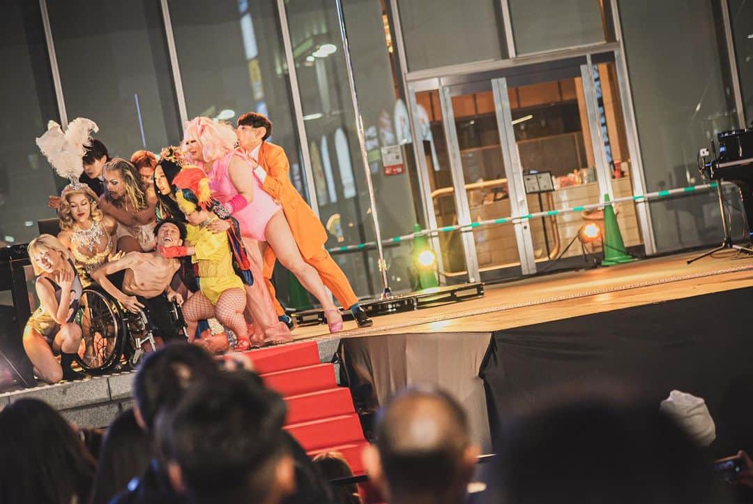 アオイヤマダさんのインスタグラム写真 - (アオイヤマダInstagram)「東京QQQ(Tokyo Thankyou) @tokyo_qqq_   「大丈夫じゃなくても大丈夫生まれ落ちたらナラッキー奈落の底からコンニチワ」編  11/3 文化の日 歌舞伎超祭にお越し頂きました皆様、スタッフの皆様、 歌舞伎町の方々、 ありがとうございました。  あの日観てくれたお客様、子どもたち、 人生どん底だと思っても、 むしろ奈落にいるなら幸運！ 大丈夫じゃなくても大丈夫！ って言って、光さしたら嬉しいなぁ。 #歌舞伎超祭 #kabukichosai  #TOKYOQQQ #東京QQQ  photoby @___iamagtm」11月7日 23時08分 - aoiyamada0624