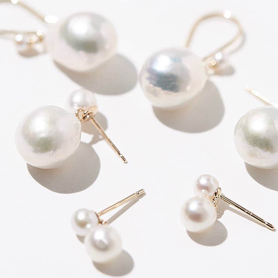 M I Z U K Iのインスタグラム：「☁️ ☁️ ☁️  Add dreamy luminosity to every day ✨  Available on www.mizukijewels.com  . . .  #mizuki #mizukijewels #mizukijewelry #seaofbeauty #modern #pearl #jewelry #jewellery #earrings #gift」