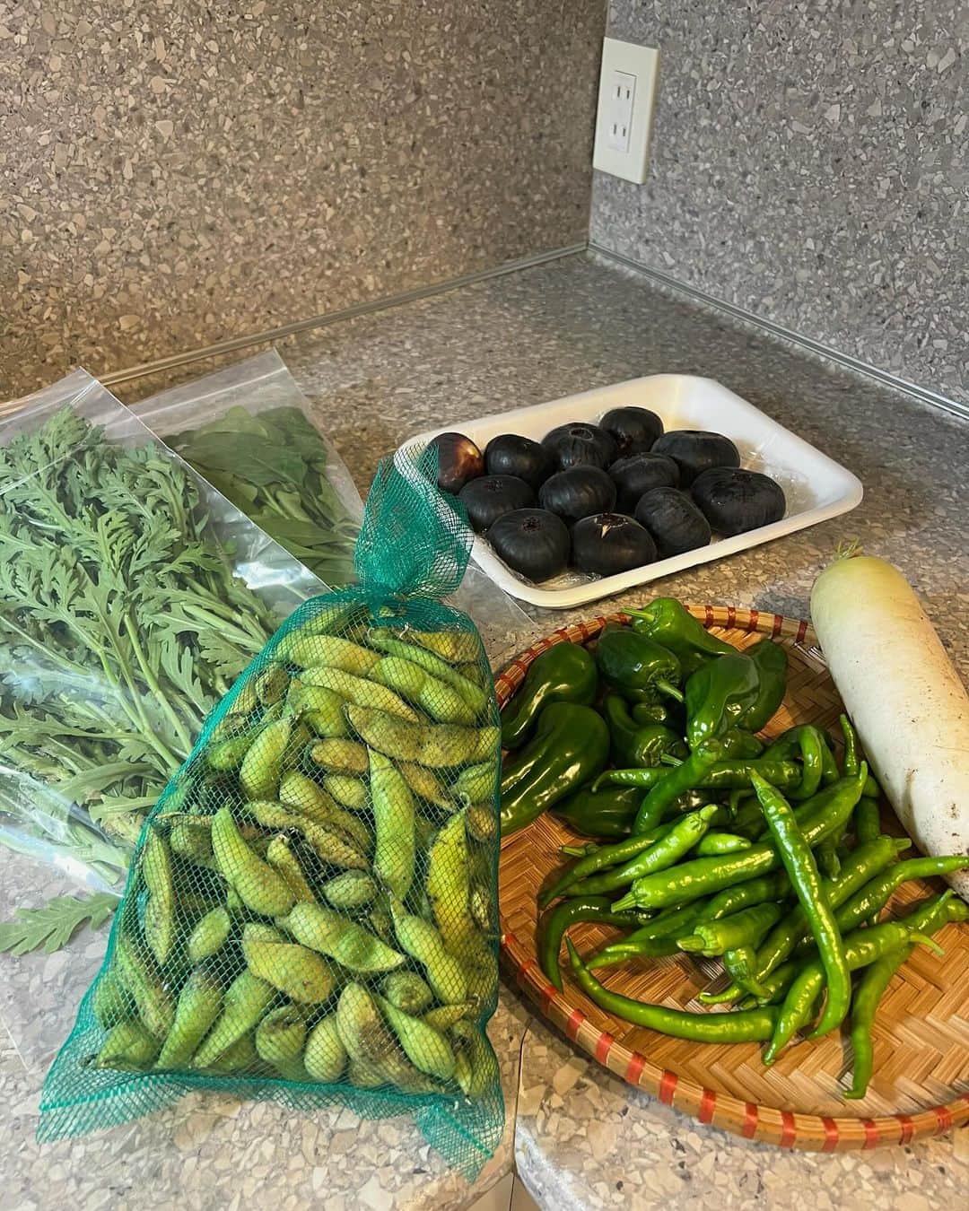 椎名美月さんのインスタグラム写真 - (椎名美月Instagram)「・ 新居でようやくゆっくりと料理作れた日🍳  ・蕪、春菊、鶏肉の煮物 ・ぶり大根 ・水菜と柿のねりごまサラダ ・春菊と青さのりのサラダ ・丹波の黒豆 ・自家製らっきょ  もし私が👵🏻に手料理作ってもらうなら何がいいかな？”煮物”ってことでほっこりメニューに👵🏻 母から届いた野菜をどうしようか迷っていたら、スーパーにぶりアラと目が合ったのでぶり大根に！ クタクタになった大根甘くて美味しかった〜！  野菜中心の夜ご飯🥬 念願の3口コンロになってキッチンも今まで以上に広くて効率よく料理が進んで最高です☺️沢山おもてなししたい〜！  #ミツキご飯」11月7日 23時03分 - mitsuki__shiina