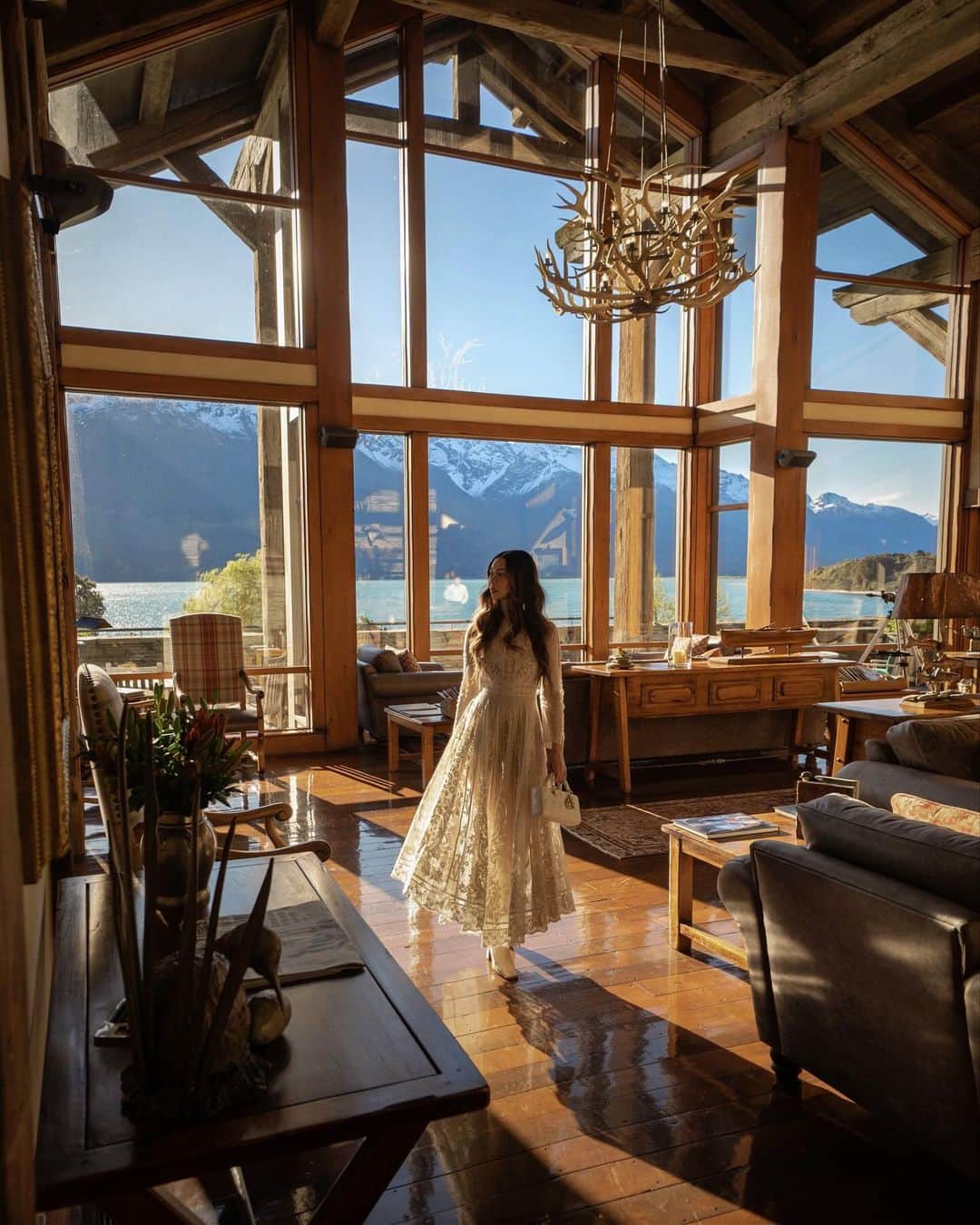 タラ・ミルクティーのインスタグラム：「Some of the best hotels I’ve ever stayed in are in New Zealand. 🇳🇿 Here’s five that make me wish I never left.   @the.lindis  @otahunalodge  @rosewoodmatakauri  @azurlodge  @blanket_bay」