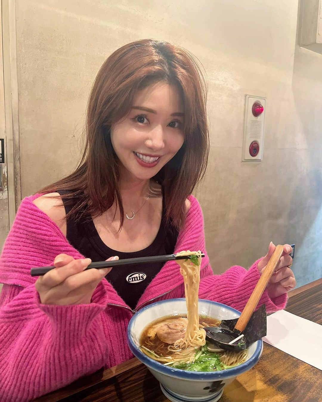 一木美里のインスタグラム：「思い出いっぱい東京🍜🗼✨ 東京はまだ夏の気温😳  #tokyolife#afuri#ラーメン#tokyogourmet#あふり」