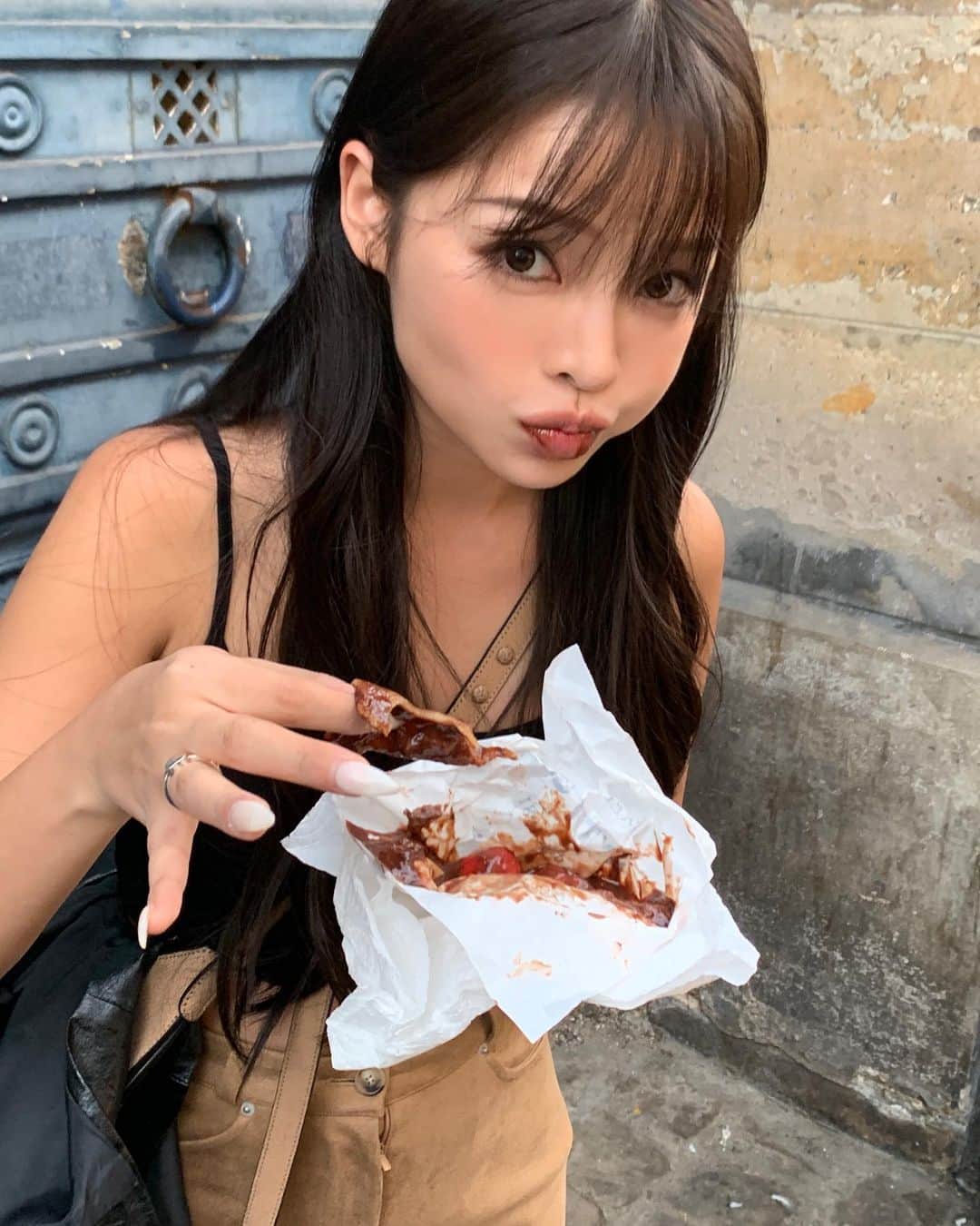 のインスタグラム：「파리에서 인생 크레페를 만난 나예요;; 입이 진짜ㅋㅋ저절로 떡 벌어짐😧🌯  파리 가면 필수로 저장해두고 꼭 가세요  줄이 긴데 기다린 시간이 하나도 아깝지 않은 맛 ʕ*̫͡*ʔ 지금도 또 먹고 싶어요.. 헝.. 엄청 커서 양도 많은데 느끼하지도 않고 1인 1크레페 완전 가능 🤍🤍  📍오 쁘띠 그렉 #AuPtitGrec  68 Rue Mouffetard, 75005 Paris」