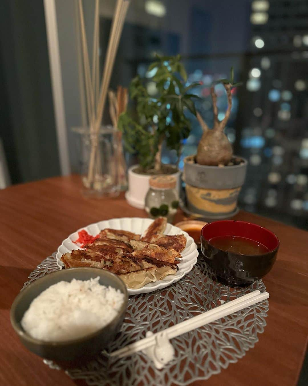 はるさんのインスタグラム写真 - (はるInstagram)「⑅∙˚� 外食でもおうちごはんでも健康意識✨  創業48年の三重県のソウルフード あじへい餃子 餃子あじへいは東海地方に拡大しているチェーン店で 東北地方では1日に2万個以上売れているんだって✨ 自社工場から一つ一つ直送していて自家製100%旨みたっぷりの肉汁厳選素材使用！ お肉は味平独自の黄金比率でブレンドで皮は有名メーカーのブランド小麦を 使っていて薄皮にこだわって作っていて野菜は国産野菜をたっぷり使用🥬  2023年7月にサイトリリースしたHinoichi🛍️ 生産者の思いが伝わる逸品を全国にお届けしてくれる 日本の「良いモノ」を集めた食品通販サイト！ 公式LINEを登録すると入荷・出店情報の情報がいち早く受け取れるよ✩*  #PR #あじへい餃子 #Hinoichiあじへい餃子 #Hinoichi #餃子 #伊勢の餃子 #冷凍餃子 #家庭料理 #冷凍食品 #食卓 #通販」11月7日 23時10分 - harurun1216