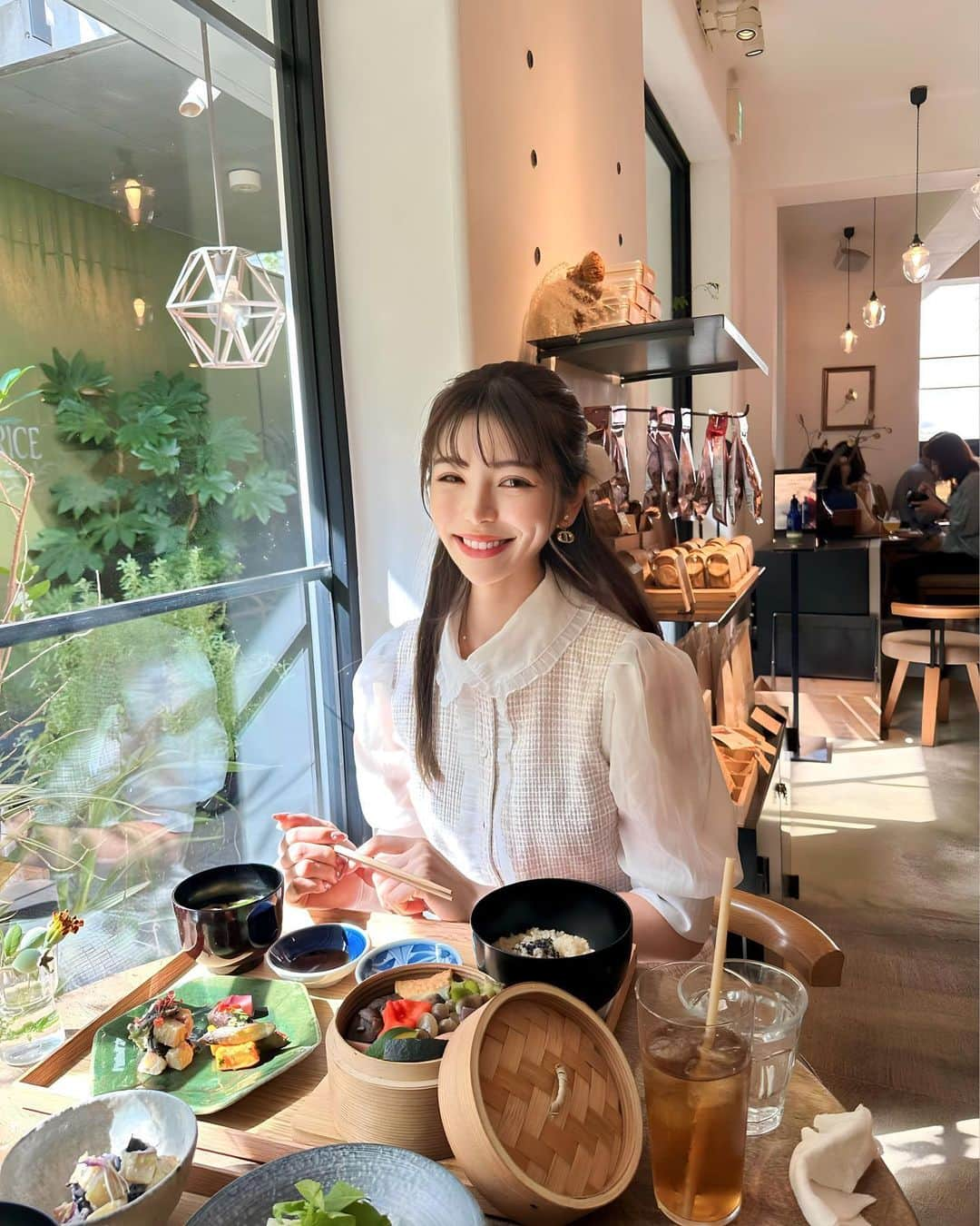 はるさんのインスタグラム写真 - (はるInstagram)「⑅∙˚� 外食でもおうちごはんでも健康意識✨  創業48年の三重県のソウルフード あじへい餃子 餃子あじへいは東海地方に拡大しているチェーン店で 東北地方では1日に2万個以上売れているんだって✨ 自社工場から一つ一つ直送していて自家製100%旨みたっぷりの肉汁厳選素材使用！ お肉は味平独自の黄金比率でブレンドで皮は有名メーカーのブランド小麦を 使っていて薄皮にこだわって作っていて野菜は国産野菜をたっぷり使用🥬  2023年7月にサイトリリースしたHinoichi🛍️ 生産者の思いが伝わる逸品を全国にお届けしてくれる 日本の「良いモノ」を集めた食品通販サイト！ 公式LINEを登録すると入荷・出店情報の情報がいち早く受け取れるよ✩*  #PR #あじへい餃子 #Hinoichiあじへい餃子 #Hinoichi #餃子 #伊勢の餃子 #冷凍餃子 #家庭料理 #冷凍食品 #食卓 #通販」11月7日 23時10分 - harurun1216