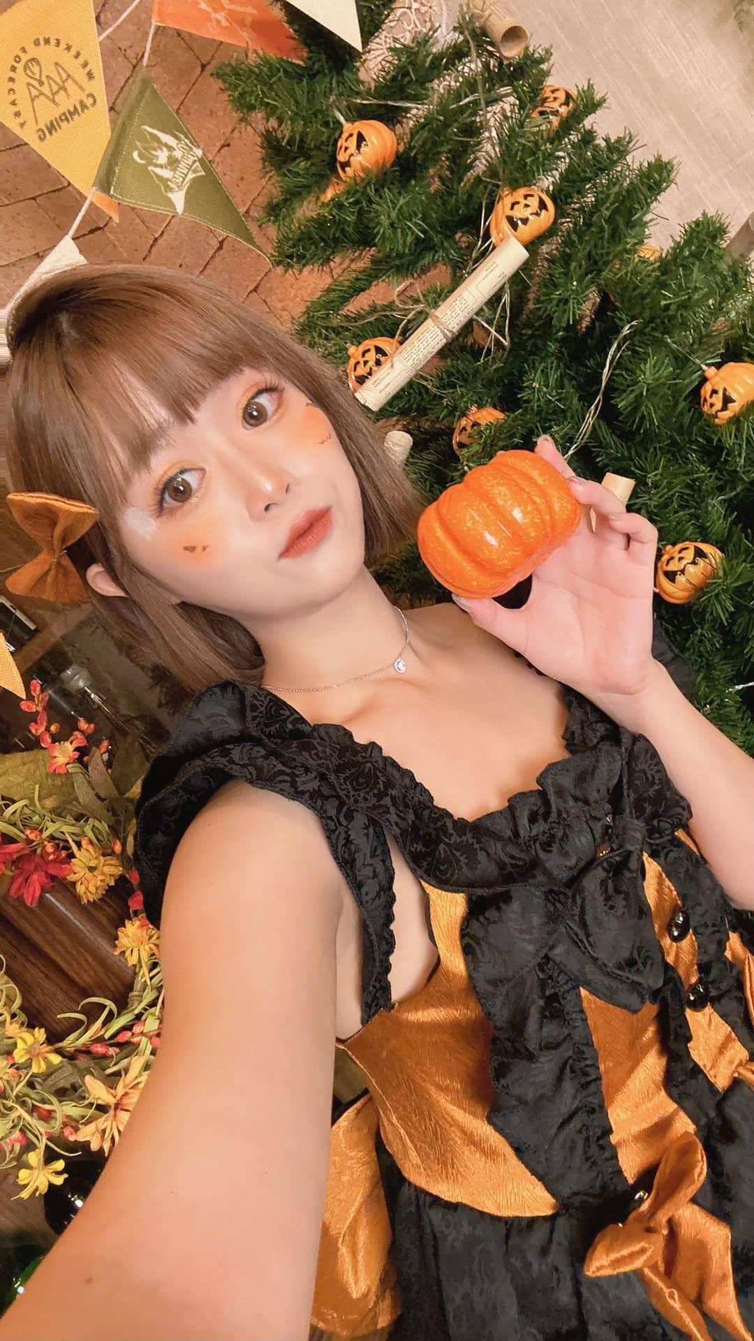 徐薇涵（Wei Han Xu）のインスタグラム：「這裡的棚很歐風很🎃 剪了影片紀錄 没有萬聖節文案👻 因為我是懒鬼🤡 還過了7天🫣  📷 @alex7052  #萬聖節 #萬聖節服裝 #萬聖節🎃 #棚拍 #happyhalloween  #halloween」