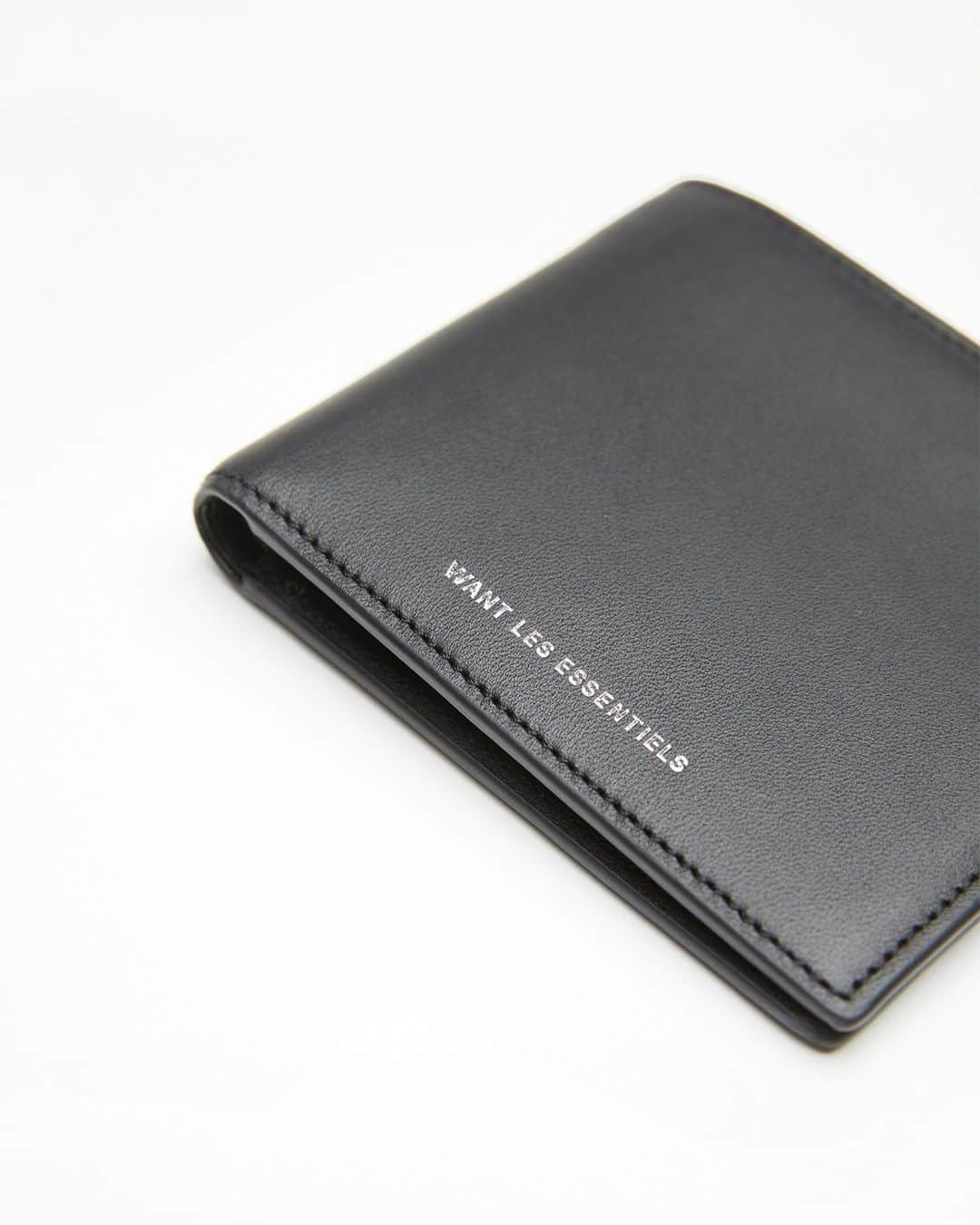 ウォントさんのインスタグラム写真 - (ウォントInstagram)「Classic, elegant and well thought, the Benin wallet provides all the space you need to organize and retrieve your cards with ease and style.⁠ ⁠ Discover the Benin in-store and online at wantlesessentiels.com⁠ —⁠ Classique, élégant et bien pensé, le porte-feuille Benin vous offre tout l'espace nécessaire pour organiser vos cartes et y accéder facilement, avec style.⁠ ⁠ Découvrez Benin en magasin et en ligne sur: wantlesessentiels.com⁠」11月7日 23時15分 - wantlesessentiels