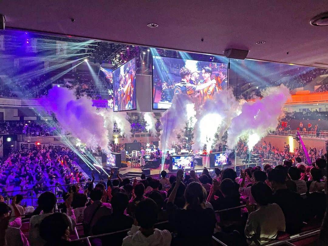 津田麻莉奈さんのインスタグラム写真 - (津田麻莉奈Instagram)「先週の #RedBullHomeGround  (@ 両国国技館) #FNATIC ほんとにほんとに強かった…！ おめでとうございます🎉 ほんでC9もめちゃくちゃ強かった…！  各チームのブースやグッズが充実してたのも楽しかった！ フジカナさん @fujk_zzz とも会えて嬉しかったです🫶 またバロも一緒に遊んでください🥳  @fennel_official_ の かわいいパーカーをゲットしたのでいっぱい着るぞー 先行発売していた新作だそうで #FENNEL さんのECサイトで買えるみたいです🫶  両国国技館でeスポーツの大会を観戦する というはじめての体験に興奮冷めやらぬ一日でした！ 貴重な機会をありがとうございました🫶  #VALORANT #RedBullHomeGround #esports  #両国国技館　 #まりなる #津田麻莉奈」11月7日 23時25分 - tsudamarinal