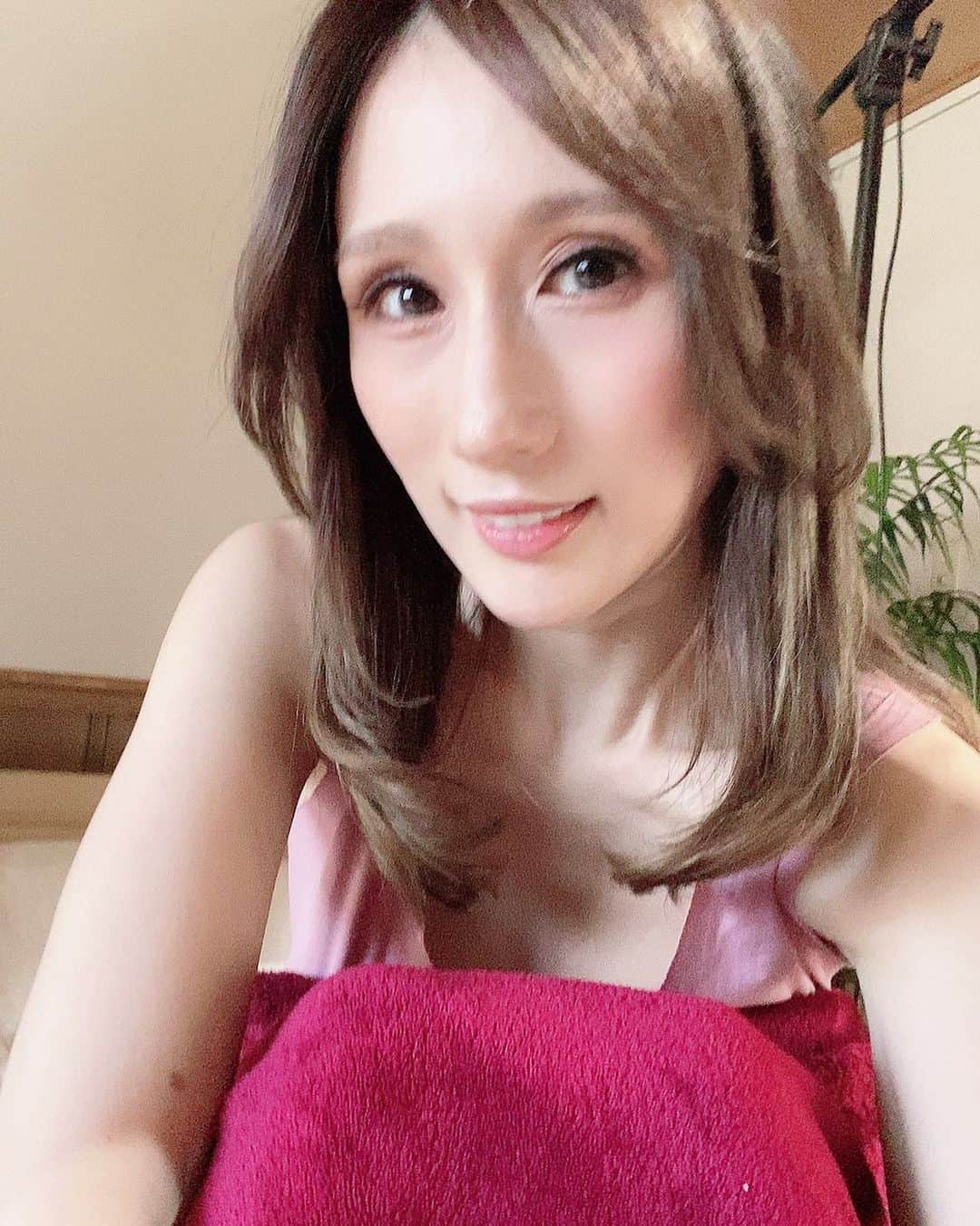 JULIAのインスタグラム：「☆ お仕事前にメンテナンスへ☆  行くペースが空いていたのもあるけど、 施術の効果が分かりやすく出てくれる…♡  バストのボリュームが１回で如実に表れて ボリュームアップ感♡中身が詰まってる感じが より分かりやすくなってる♪  そしてウエストのクビレや薄さも分かりやすいし、 むくみ、張りも取れて脚も腕も軽くなってる♪  そしね寝付きも熟睡もしやすくなったよ♪  １回で バストのボリューム、サイズアップ ウエストのクビレ、薄さ ヒップアップや小尻 腕や脚の細さ 凹凸のある小顔  色んなことを２人同時施術だから叶えられる  いつもありがとう。」