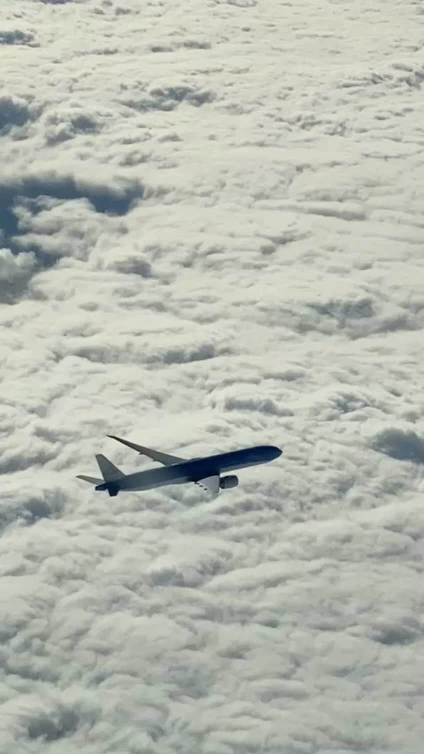 KLMオランダ航空のインスタグラム：「Cloudsurfing friends. ⛅️✈️ That moment when you spot another KLM plane next to you! 💕  🎥: @esther.sturrus   #KLM #royaldutchairlines #boeing777 #avgeek #clouds #planes #aviation #cloud #planespotting」