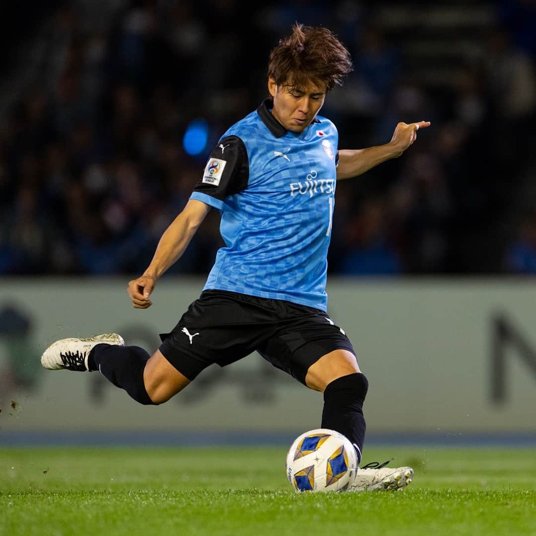 カブレラのインスタグラム：「☀︎ #ACL グループステージ突破に向けて、とっても大きな4連勝っっ(๑˃̵ᴗ˂̵)و🌈✨  ヤストくんは技術の光るPKを2回とも成功させて、そしてヤマくんのゴールに繋がったコーナーキックではキッカーとしてアシストも記録👏文句なしの「プレイヤーオブザマッチ」に輝いたよっ(｡•̀◡-)✧ PKの場面では1点目も2点目も「あれは届かないっ！」っていう完ぺきなコースだったし、プレッシャーのかかるあの場面で2本とも成功させるヤストくんの強靭なメンタルも見えたシーンだったねっ🙌1・2・3・ダーッ✊もやっぱり等々力のテンションが一気に上がるっ🔥🔥🔥  そして今日、等々力には「おかえりなさい」になったチャナくん🇹🇭できればゴールまで決められたくはなかったけれど、それでも等々力のピッチでプレーをする姿をもう一度見られたこと、対戦できたことはやっぱりぼくたちにとっては嬉しいこと。これからも応援し続けたいって気持ちはみんな変わらないよ🙏✨  今日も素敵な空間を作ってくれたフロサポのみんな、DAZNで見守ってくれたみんな、ありがとうっ🐬🩵🖤#byカブレラ ☀︎ #ACL 2023/24 #脇坂泰斗 #わきざかやすと #プレイヤーオブザマッチ #川崎フロンターレ #frontale #🐬 #サッカー #jリーグ」