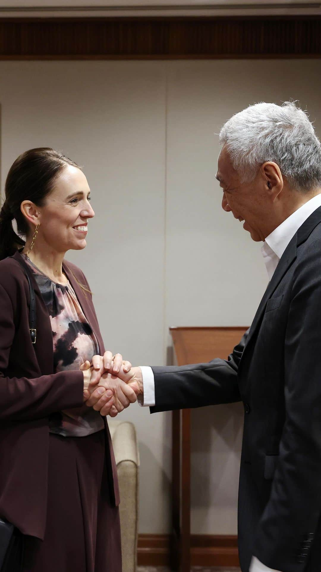 リー・シェンロンのインスタグラム：「Had a good catch-up with former New Zealand PM @jacindaardern today. We enjoyed our conversation on governance, trade and geopolitical developments.  We last met last year in April during Ms Ardern’s official visit to Singapore. She is a good friend of Singapore. She’s back as a trustee of the @earthshotprize, being presented here for the first time.   Ms Ardern has advocated strongly for action on climate change. I thanked her for championing collaboration between Singapore and New Zealand in sustainability and the green economy, among other areas, when she was PM.  I wish Ms Ardern a good visit to Singapore, and all the best to her and her family! – LHL   (PMO Video by Koh Yong Sheng)」