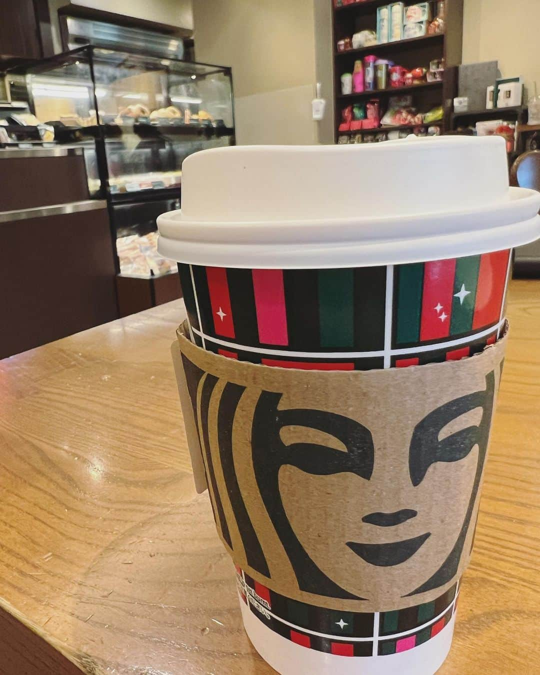 halcaさんのインスタグラム写真 - (halcaInstagram)「joyful medley tea latte  めっちゃいい香りでおいしかった🥰☕️ オススメしてくれてありがとう🎄🤍  ホリデー限定のおほしさまのくつしたかわいかったな 足に履く用じゃなかったけど笑  ステンレスボトルグリッター、パープルかピンクか悩んでます！ ステージに置いても映えそう💜💖 大阪のイベントのときに見かけてめっちゃかわいかった🥰 今日行ったお店にはなかった！🥲  #halca #starbucks  #ジョイフルメドレーティーラテ」11月7日 23時22分 - halca.77