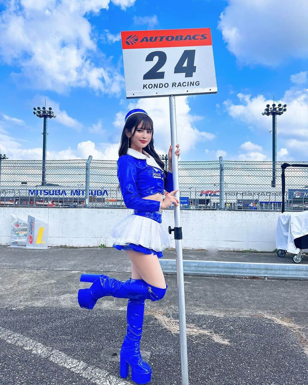 織田真実那さんのインスタグラム写真 - (織田真実那Instagram)「#SUPERGT 最終戦 24号車→14位 56号車→6位という結果でした！ 56号車はシリーズ3位✨  今シーズンもリアライズガールズとしてKONDOracingを応援できて幸せでした✨これ程長く大好きなチームを応援させて頂けるのは本当に有難いことです。寂しさもあるけど幸せな気持ちも大きいです😊✨ こうして採用してくださったリアライズコーポレーション様、KONDOracingのみなさんに感謝しかありません☺️✨  そしてファンの皆様、私たちのために卒業式も企画してくれてありがとう💙☺️ サーキットに来てくれるのって大変なのもすごくわかってるからこそとっても嬉しいです...😭😭😭  実はお花もらってからずっと泣くの我慢してて写真もめっちゃ真顔になってた🥹🤣  このメンバーでサーキットに立つことが最後なのが寂しいけど実感湧かないな🥹  本当にあっという間の1年間でした..🥲  最後、卒業式まで宜しくお願いします☺️  #supergt#リアライズコーポレーション#kondoracing」11月7日 23時24分 - omamechan_m