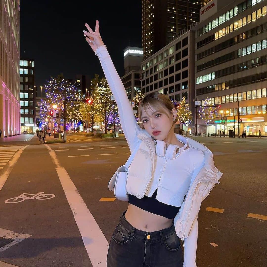 NOCOのインスタグラム：「イルミネーション始まったね〜🫣🧡 @followin._official さんのデニム今季のめっちゃかわいすんぎるみんなお揃いしようよう🥇」
