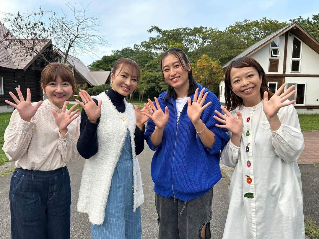 高坂友衣のインスタグラム：「. 明日夜7:00からABA ハッピィTHEゴールデン🙌  2年目の今年は 稲葉千秋アナと共に、 新山千春さん・もあさん親子と ドライブして 釣りして 美味しいものを食べてきました。  さぁ、釣果やいかに？！ ハッピィTHEゴールデン お楽しみに✨  #千春さんご結婚おめでとうございます🎉」