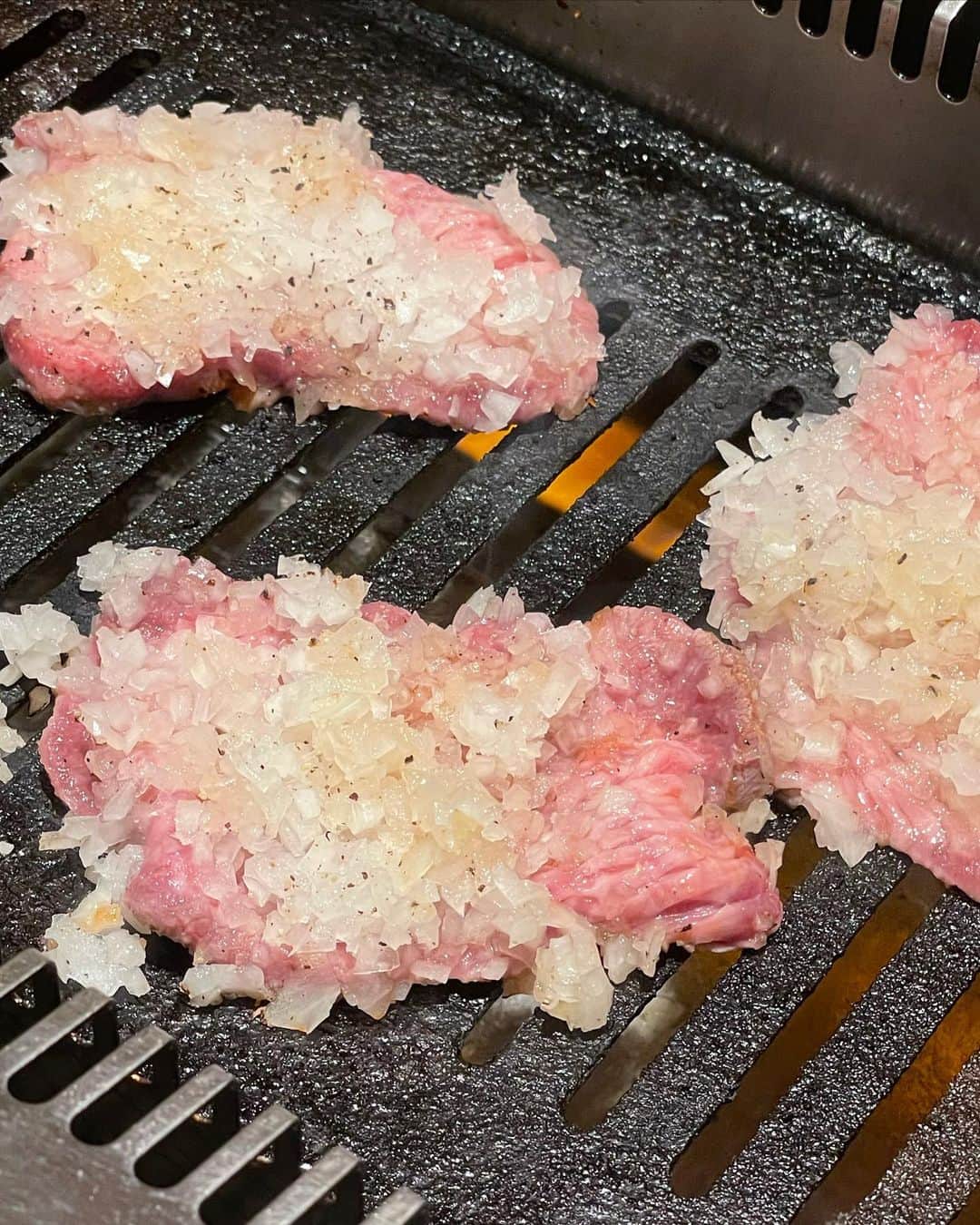 里井真由美さんのインスタグラム写真 - (里井真由美Instagram)「🚅大阪で 焼肉ワイン女子会〜🔥🐯🍷  お店は肥後橋(ひごばし)駅からすぐ！ 今年2023年6月にオープン、今話題の新店！  「焼肉とwine TORAYOSHI」さんでございます〜🐯♥️  オーナー自らが厳選されたワイン🍷と 焼肉が相性バツグン  めっちゃ盛り上がれますよ♡おすすめ〜  @tomiyasu2929   。。。  ㊗️38年ぶりに阪神が優勝し大盛り上がりの大阪で、 「TORAYOSHI」にお伺いできるなんて感激〜💛🖤  中はビストロみたいな雰囲気あるオシャレ系な内装で、 でも虎🐯〜😆のインパクトが良き🖤！  。。。  人気は「ネギたっぷり上タン塩」とハラミ♡  ネギてんこ盛りのタンは、薄めにカットしてくださっているので、片面をじっくり焼いてネギをくるんで食べるのがおすすめだそう♡  私、お酒大好きですが、量はそんなに飲めないので 最初からフルボディな赤ワイン🍷🤣 赤身の旨みジュワッと合わせて堪能しちゃってました♥️  前菜やナムル、塩、タレ、野菜サラダもたっぷり食べつつ 〆はビビンバとスダチ冷麺を〜 爽やかさとパンチの両方をシェア。  私は最初から最後まで赤ワインで堪能しましたが、 カヴァも白も色んなお酒あるので、 ぜひお好みのマリアージュを楽しまれてくださいね！  🔻  焼肉とwine 　TORAYOSHI 大阪市西区京町堀1-7-11  070-9158-2929  。。。  最後はいきなり　大人気の「ザブトンモンブラン」の画像😆♥️  実は 「マサヒコ　オズミ　パリ」 @masahikoozumi  小住シェフがケーキ持参して お店に差し入れに来てくださいましたのよー 感激🤍感謝　おおきにです！  。。。  大阪　盛り上がってますね もう帰って来ちゃったけど、🤣 あちこち巡ったので、またご紹介しますね！  。。。  そうそう！🇫🇷🇫🇷 オーナーとは去年、パリのレストラン「TOYO」で カウンターのお席が偶然お隣になったのがご縁。  @ty.nakayama  イタリア、フランスとワイン巡りをされていて 今　こうしてお店で焼肉ワイン飲めるのが嬉しいです！ 箕面、鶴橋にもお店があるので、またお伺いしなくちゃ😉  。。。  #PR #焼肉とwinetorayoshi #TORAYOSHI#焼肉#大阪#大阪グルメ #大阪焼肉#女子会#osaka#肉#女子会ディナー #大阪観光 #里井真由美#フードジャーナリスト里井真由美  #靱公園#本町#靱公園之于#apanesebba #insidebbq #本町ランチ#焼肉好きと繋がりたい#和牛#kobebeef #osaka #yakiniku #osakayakiniku#osakahomachi #AD/ 橋#肥後橋駅#肥後橋焼肉#大阪焼肉」11月7日 23時27分 - mayumi.satoi