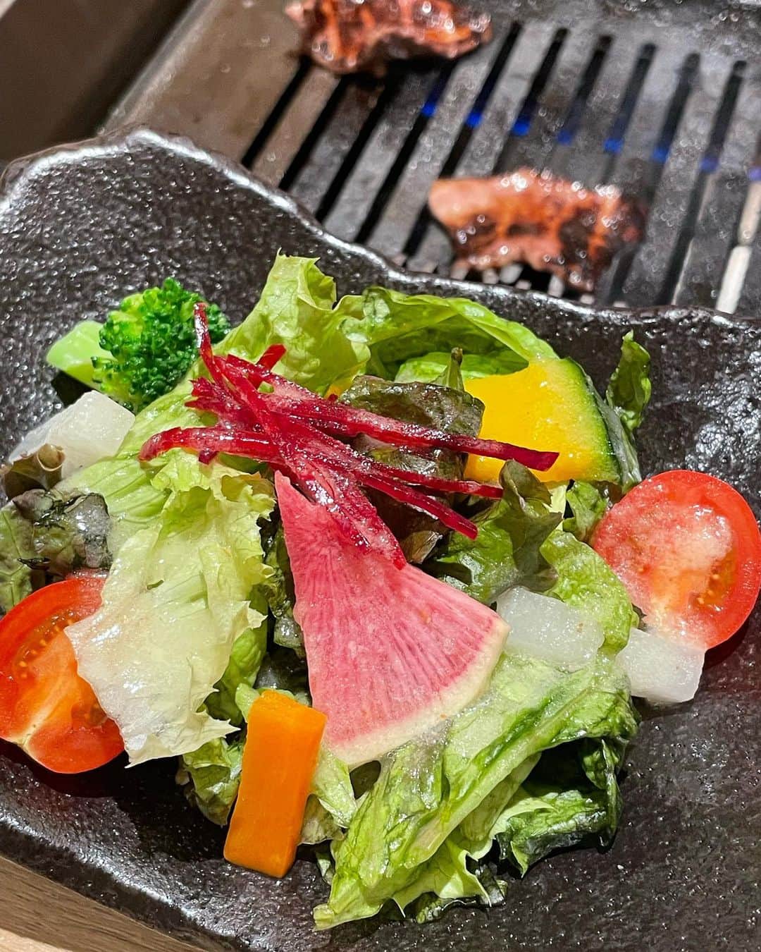 里井真由美さんのインスタグラム写真 - (里井真由美Instagram)「🚅大阪で 焼肉ワイン女子会〜🔥🐯🍷  お店は肥後橋(ひごばし)駅からすぐ！ 今年2023年6月にオープン、今話題の新店！  「焼肉とwine TORAYOSHI」さんでございます〜🐯♥️  オーナー自らが厳選されたワイン🍷と 焼肉が相性バツグン  めっちゃ盛り上がれますよ♡おすすめ〜  @tomiyasu2929   。。。  ㊗️38年ぶりに阪神が優勝し大盛り上がりの大阪で、 「TORAYOSHI」にお伺いできるなんて感激〜💛🖤  中はビストロみたいな雰囲気あるオシャレ系な内装で、 でも虎🐯〜😆のインパクトが良き🖤！  。。。  人気は「ネギたっぷり上タン塩」とハラミ♡  ネギてんこ盛りのタンは、薄めにカットしてくださっているので、片面をじっくり焼いてネギをくるんで食べるのがおすすめだそう♡  私、お酒大好きですが、量はそんなに飲めないので 最初からフルボディな赤ワイン🍷🤣 赤身の旨みジュワッと合わせて堪能しちゃってました♥️  前菜やナムル、塩、タレ、野菜サラダもたっぷり食べつつ 〆はビビンバとスダチ冷麺を〜 爽やかさとパンチの両方をシェア。  私は最初から最後まで赤ワインで堪能しましたが、 カヴァも白も色んなお酒あるので、 ぜひお好みのマリアージュを楽しまれてくださいね！  🔻  焼肉とwine 　TORAYOSHI 大阪市西区京町堀1-7-11  070-9158-2929  。。。  最後はいきなり　大人気の「ザブトンモンブラン」の画像😆♥️  実は 「マサヒコ　オズミ　パリ」 @masahikoozumi  小住シェフがケーキ持参して お店に差し入れに来てくださいましたのよー 感激🤍感謝　おおきにです！  。。。  大阪　盛り上がってますね もう帰って来ちゃったけど、🤣 あちこち巡ったので、またご紹介しますね！  。。。  そうそう！🇫🇷🇫🇷 オーナーとは去年、パリのレストラン「TOYO」で カウンターのお席が偶然お隣になったのがご縁。  @ty.nakayama  イタリア、フランスとワイン巡りをされていて 今　こうしてお店で焼肉ワイン飲めるのが嬉しいです！ 箕面、鶴橋にもお店があるので、またお伺いしなくちゃ😉  。。。  #PR #焼肉とwinetorayoshi #TORAYOSHI#焼肉#大阪#大阪グルメ #大阪焼肉#女子会#osaka#肉#女子会ディナー #大阪観光 #里井真由美#フードジャーナリスト里井真由美  #靱公園#本町#靱公園之于#apanesebba #insidebbq #本町ランチ#焼肉好きと繋がりたい#和牛#kobebeef #osaka #yakiniku #osakayakiniku#osakahomachi #AD/ 橋#肥後橋駅#肥後橋焼肉#大阪焼肉」11月7日 23時27分 - mayumi.satoi