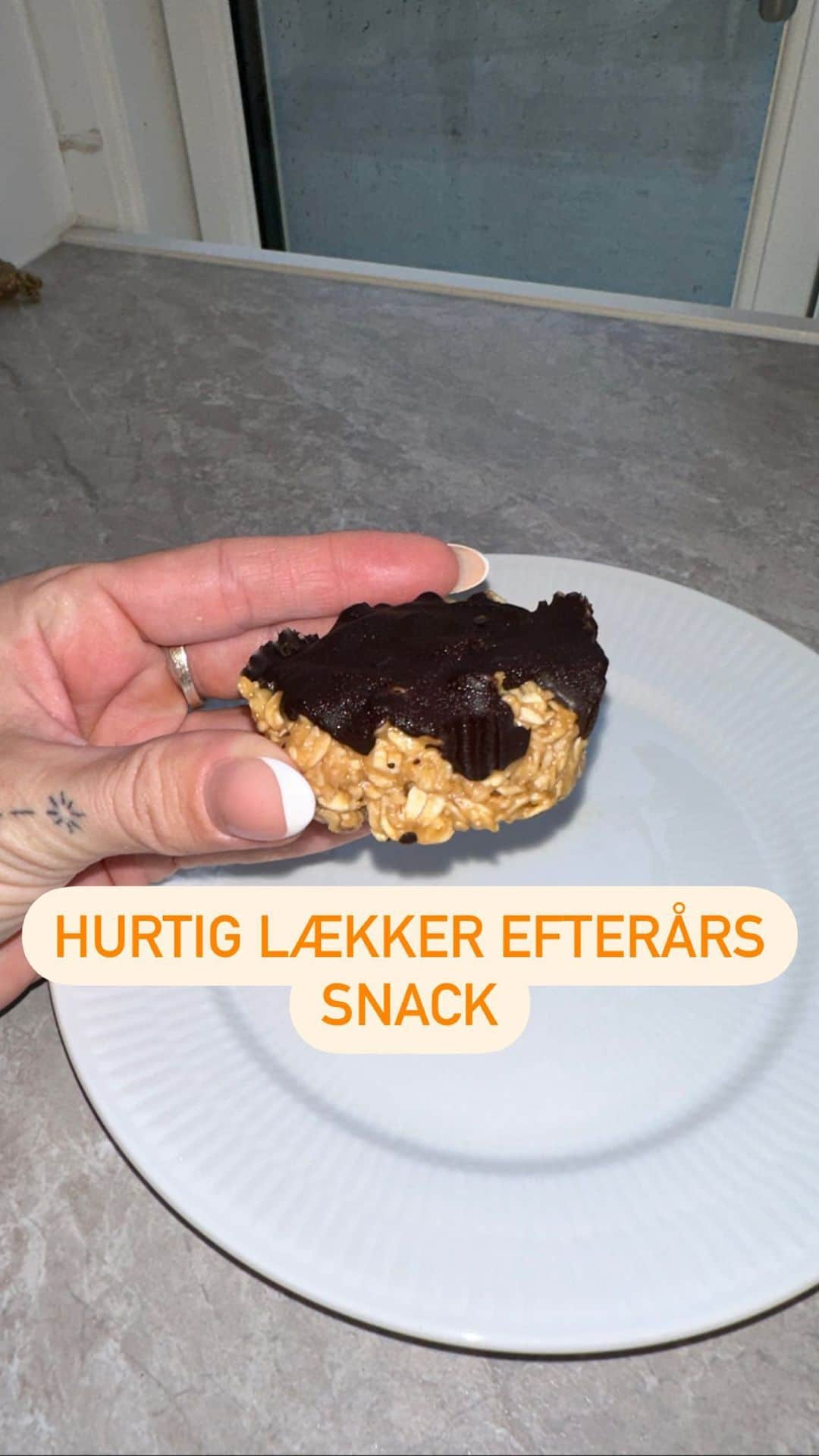 ヤネッテ・オッテセンのインスタグラム：「🍁Hurtig lækker efterårs snack 🍂  Lad mig introducere jer til en lækker, sund snack, der smager som ren forkælelse - sunde peanutbutter-cups! Disse små lækkerier er ikke kun nemme at lave, men de er også et perfekt alternativ til de usunde versioner, når suget efter noget sødt melder sig😋  Disse sunde peanutbutter-cups er fyldt med god smag og sunde fedtstoffer, der holder dig mæt og tilfreds. De er også det perfekte alternativ, når du har brug for en snack på farten. Hvad mere kan en travl mor ønske sig? 😊  Del dine tanker om sunde snacks i kommentarerne, og lad os inspirere hinanden til at træffe sunde valg! 🥜🍫💪  #SundeSnacks #PeanutbutterCups #SundLivsstil #VægttabTip #jeanetteottesencoaching   (Fremgangsmåden ser du i videoen og mængder er helt op til din smag og hvor mange du vil lave. Jeg har lavet dem totalt på gefühl 🏆)」