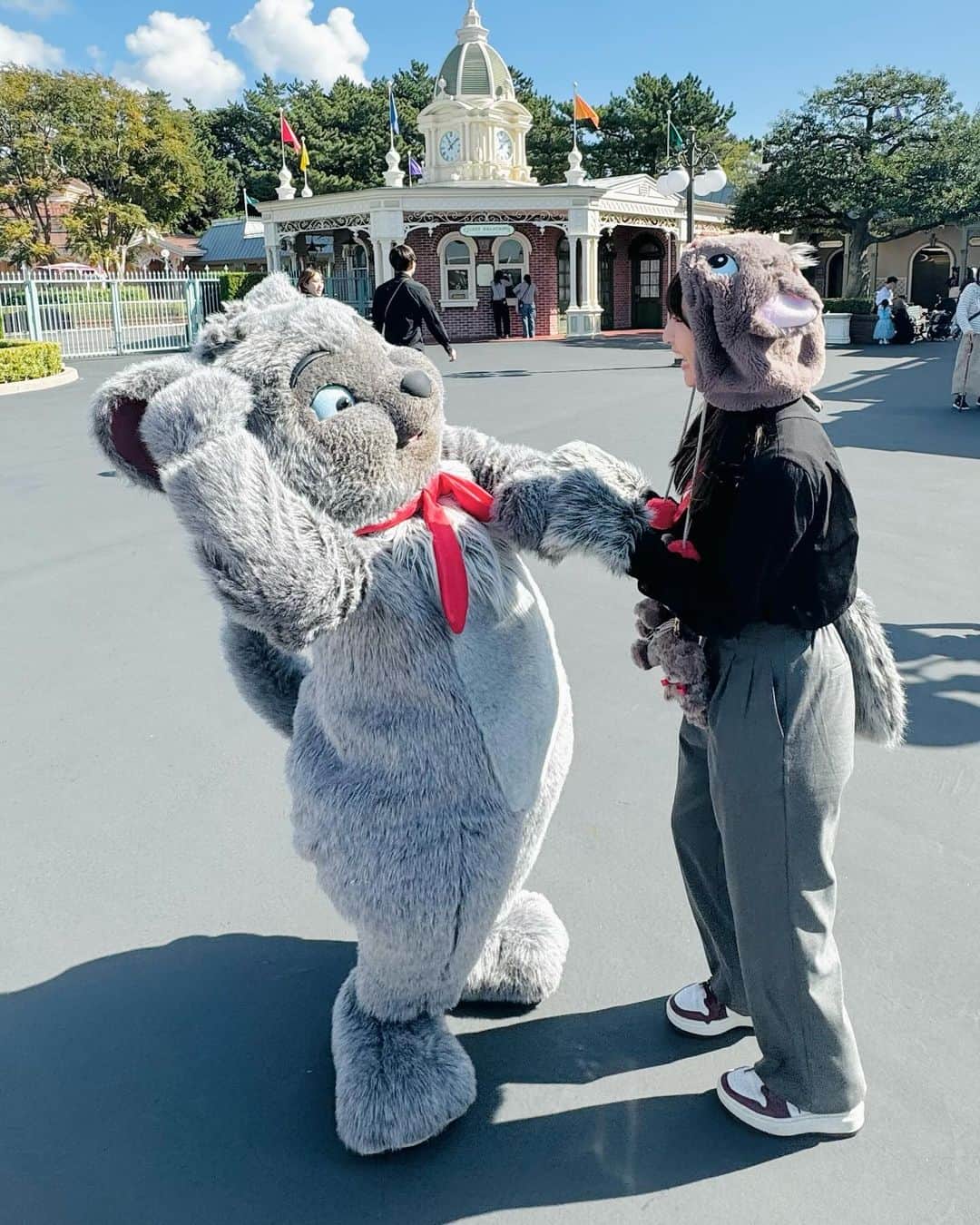 浅川梨奈さんのインスタグラム写真 - (浅川梨奈Instagram)「Dハロ2023 ベルリオーズバウンドコーデもしました☺️ おててとしっぽつけたから一応仮装…？笑  いたずらベルくんに打ちのめされましたｽｷ」11月7日 23時28分 - asakawa_nana