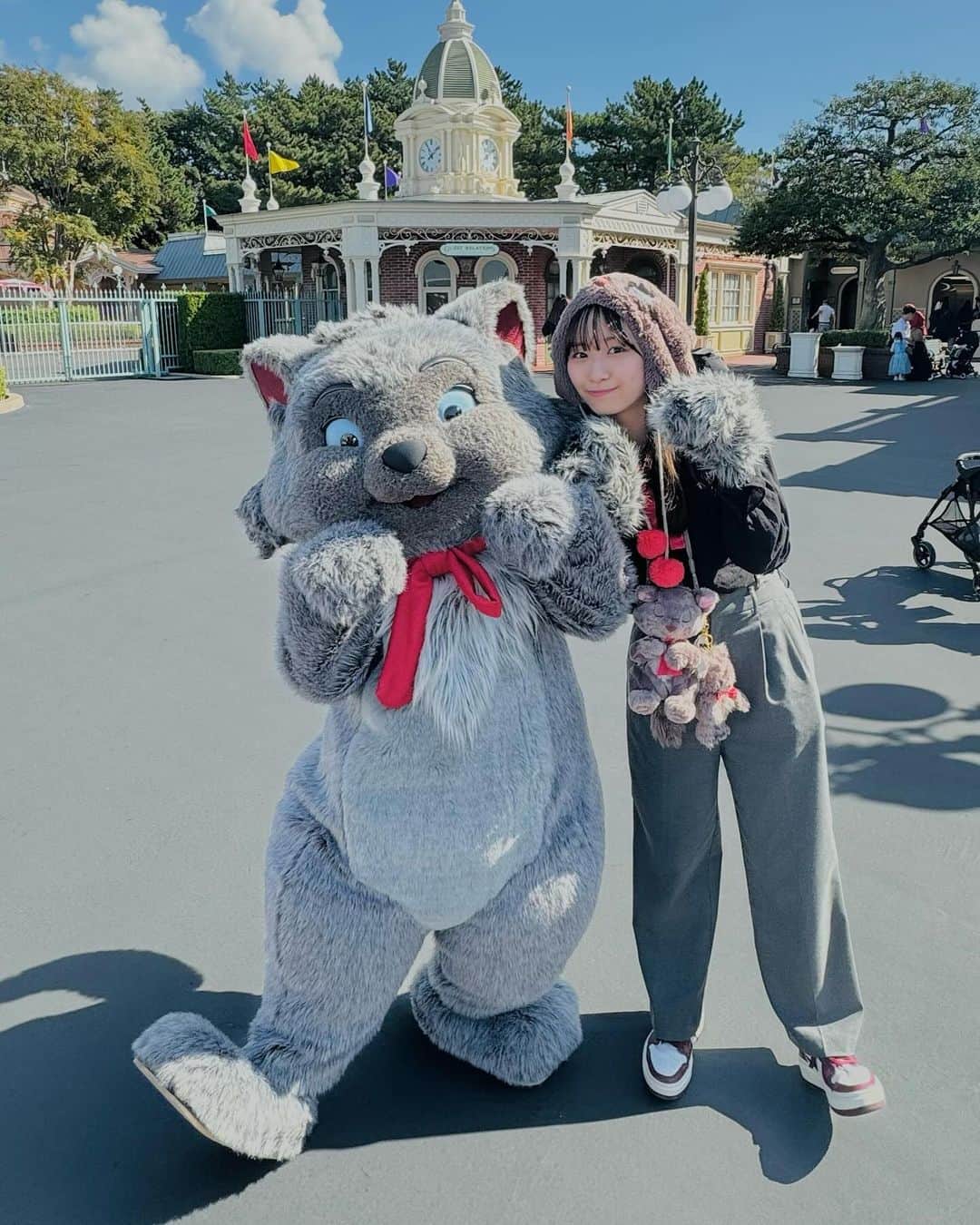 浅川梨奈さんのインスタグラム写真 - (浅川梨奈Instagram)「Dハロ2023 ベルリオーズバウンドコーデもしました☺️ おててとしっぽつけたから一応仮装…？笑  いたずらベルくんに打ちのめされましたｽｷ」11月7日 23時28分 - asakawa_nana