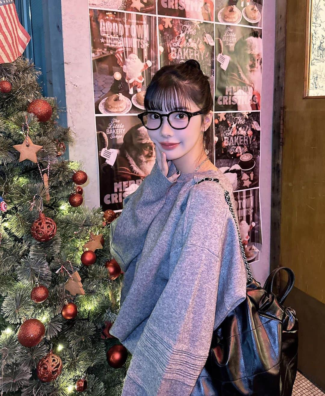 えみ姉のインスタグラム：「ㅤ ㅤ 一年のイベントがどんどん終わっていって あとはクリスマスだけ🎄なこの年末感じる この時期なんか寂し〜〜。わかる？笑 ㅤ ㅤ でも街中がキラキラしだす クリスマスまでのこの時期が大好きよ♡♡ ㅤ ㅤ」