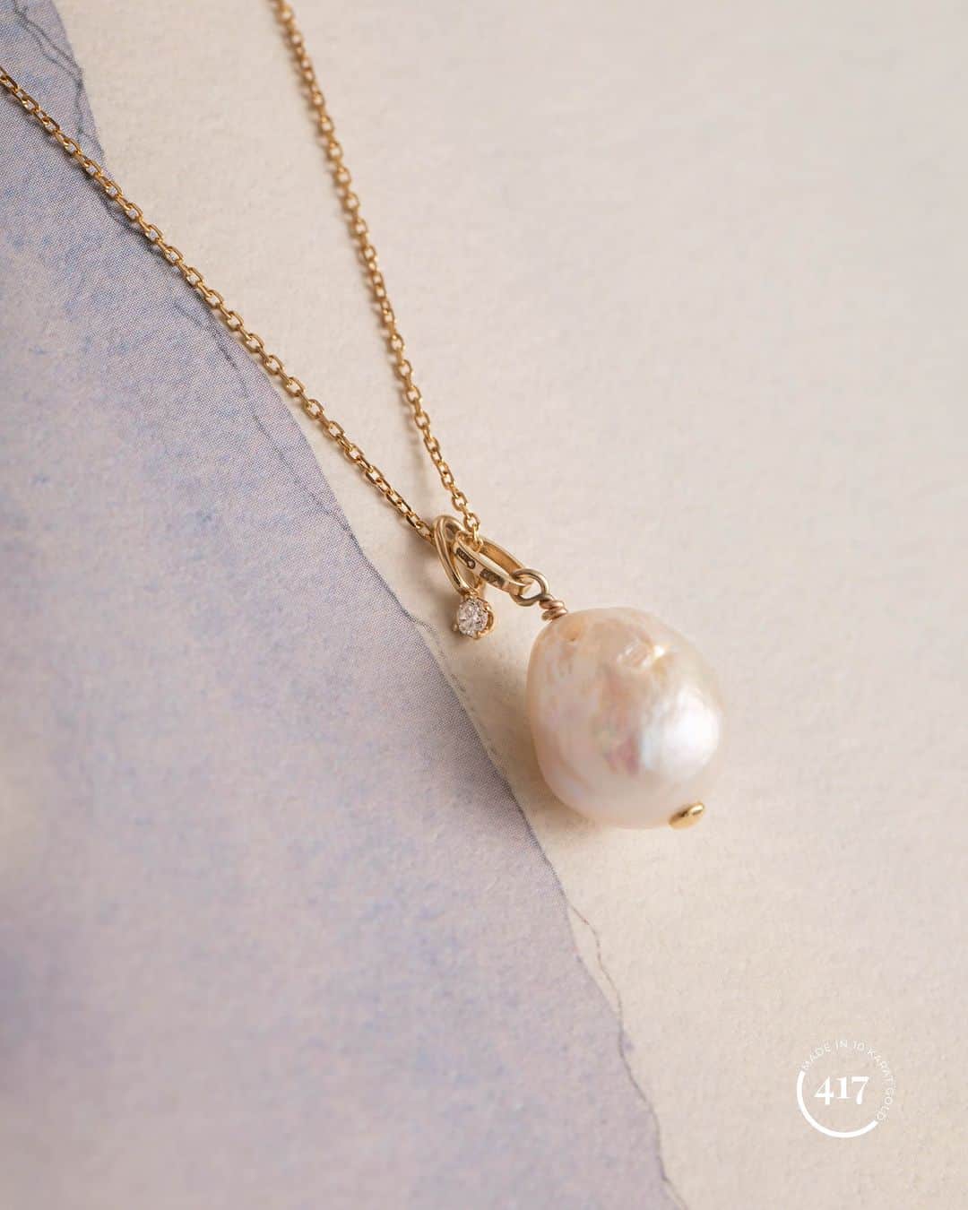 カレ ジュエリーのインスタグラム：「All you want for the Holidays. 10-karat solid gold pendants for your wishlist. Add your favourites to Ønskeskyen today, and get exactly what you want for the Holidays.」