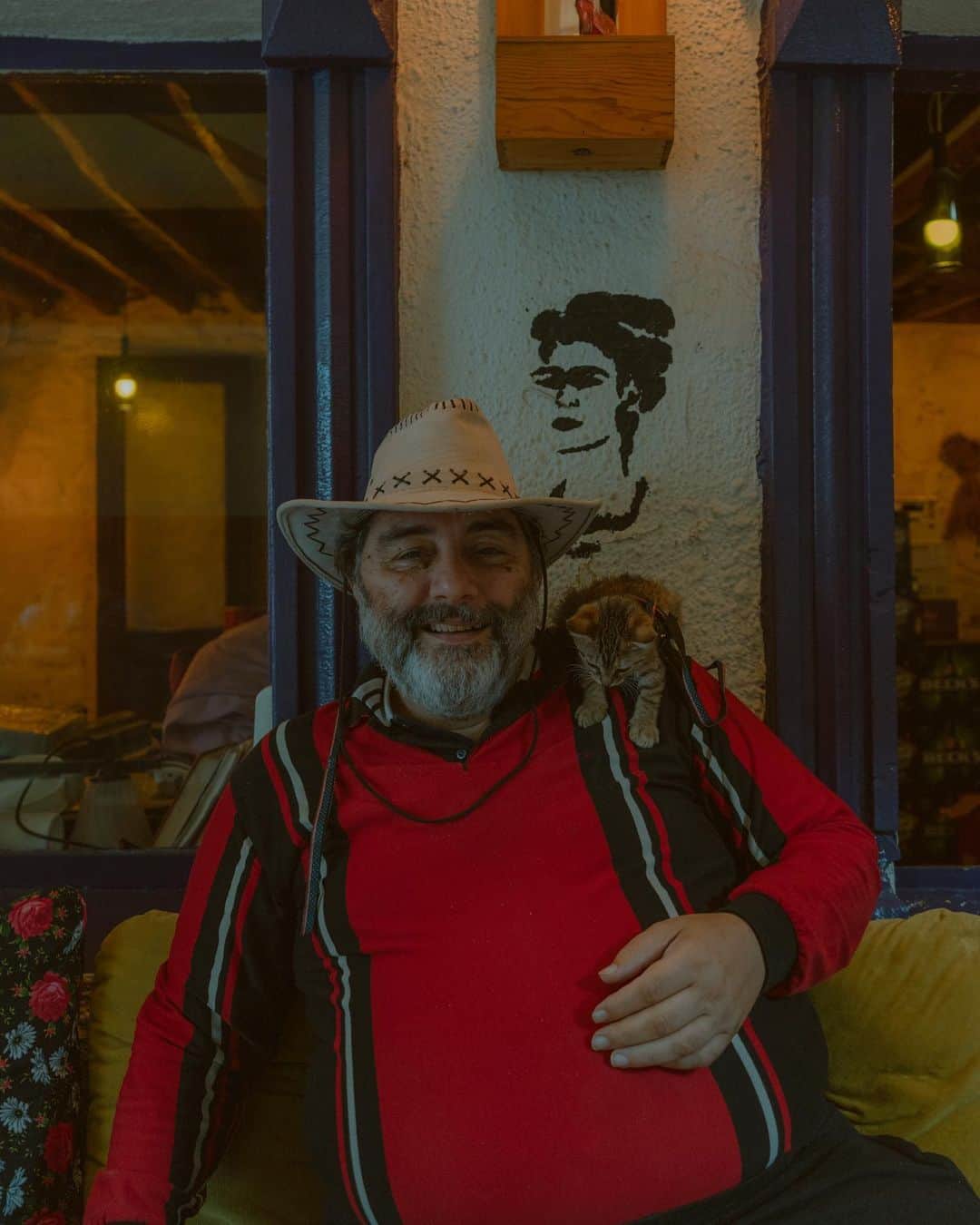 Putri Anindyaさんのインスタグラム写真 - (Putri AnindyaInstagram)「Portrait of a man and his cat from Izmir //   I felt very lucky to meet him at dario moreno street in Izmir. He looks so charming with his beautiful hat and little cat named, Ciko, just like my black cat back home. I asked permission to #makeportraits with my camera and he happily said yes! It was so memorable and i’m so thankful for his friendly smile and lovely cat. I asked his instagram account too so I’m tagging him here @oguzbaltacilar . Sincerely, my best moment from Izmir ❤️   #goizmir #gotürkiye  #TurkAegean #Goİzmir #EfesKültürYoluFestivali   @goturkiye @goizmir」11月7日 23時30分 - puanindya