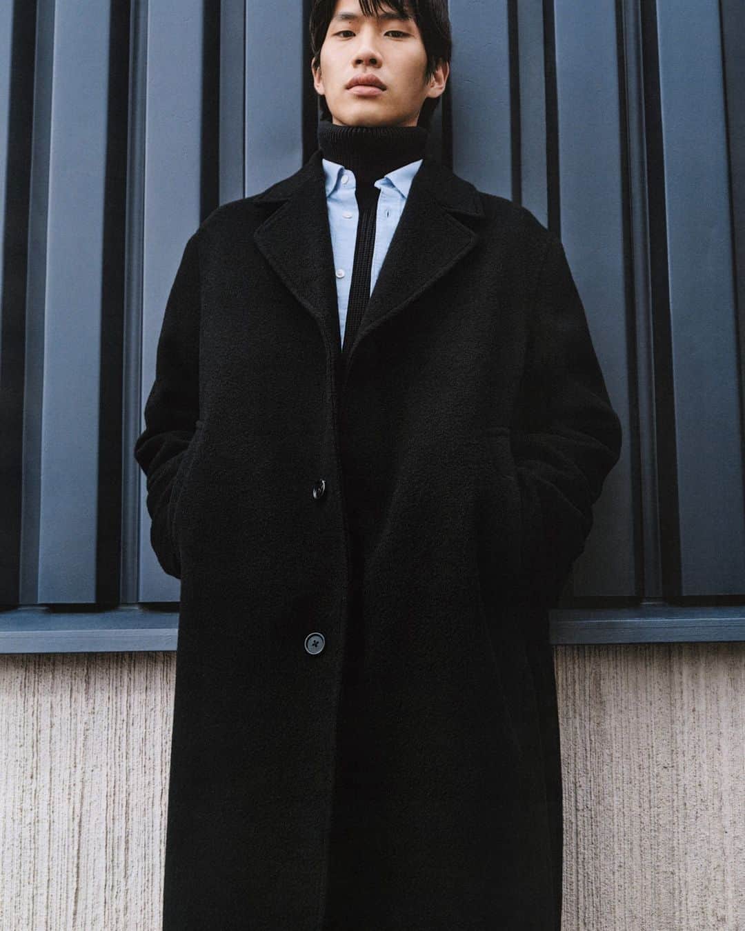 ARKETのインスタグラム：「Coat crafted from an exclusive double-face wool blend fabric. This lined style is cut to fall at knee length and finished without any visible stitching. Explore our seasonal outerwear: link in bio. - #ARKET」