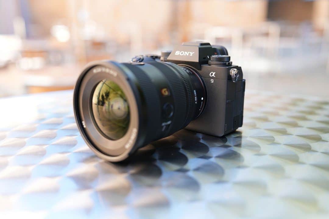 sonyのインスタグラム：「⚡ THE FUTURE IS HERE ⚡ Introducing the next-generation Alpha 9 III full-frame camera and the all-new 300mm F2.8 G Master OSS prime lens, the perfect camera and lens combination for sports, wildlife, event, and other professional photography 🙌  The Alpha 9 III is the world's FIRST full-frame camera with a global shutter image sensor unlocking burst speeds up to 120 still images per second without distortion or blackout. The 300mm F2.8 G Master OSS is the world's LIGHTEST large-aperture telephoto prime lens. Be sure to tap the link in our bio for the full spec list, and stay on your toes because pre-sale for both models starts tomorrow *SWOOOSH* 🏀🦁🏟️🥇 #SonyAlpha」
