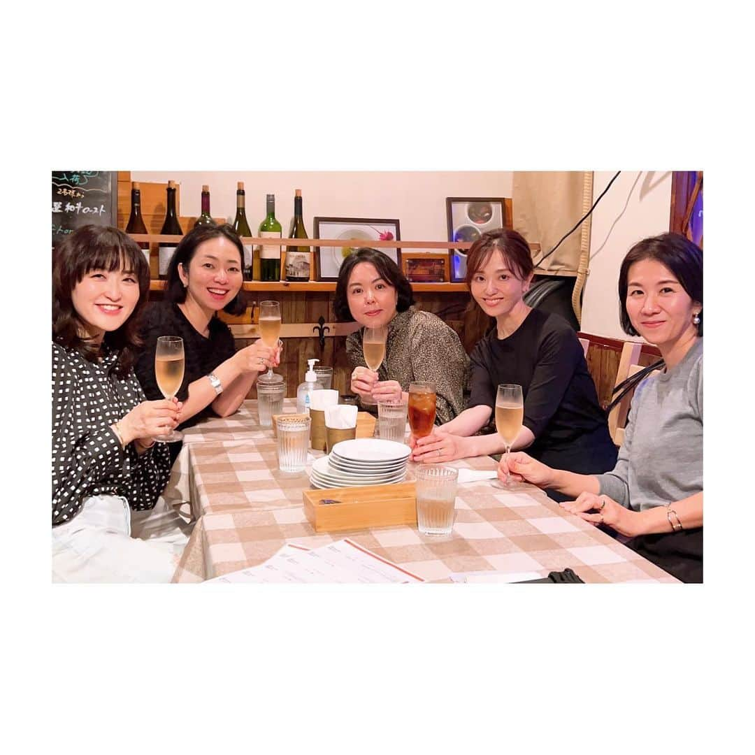 室井由美子のインスタグラム：「いつも素敵な @aki_koy さんバースデーを @bistro_muroi にて。 @mimollet の皆さまと🍷 ・ #ビストロムロイ#九段下グルメ #武道館近く #オーガニックワイン #ワイン好きな人と繋がりたい  #ワイン以外もありますよ  #画像2枚目は秋刀魚プッタネスカ #画像3枚目はイイダコ煮込み #mimollet #bistromuroi #wine #bistro」