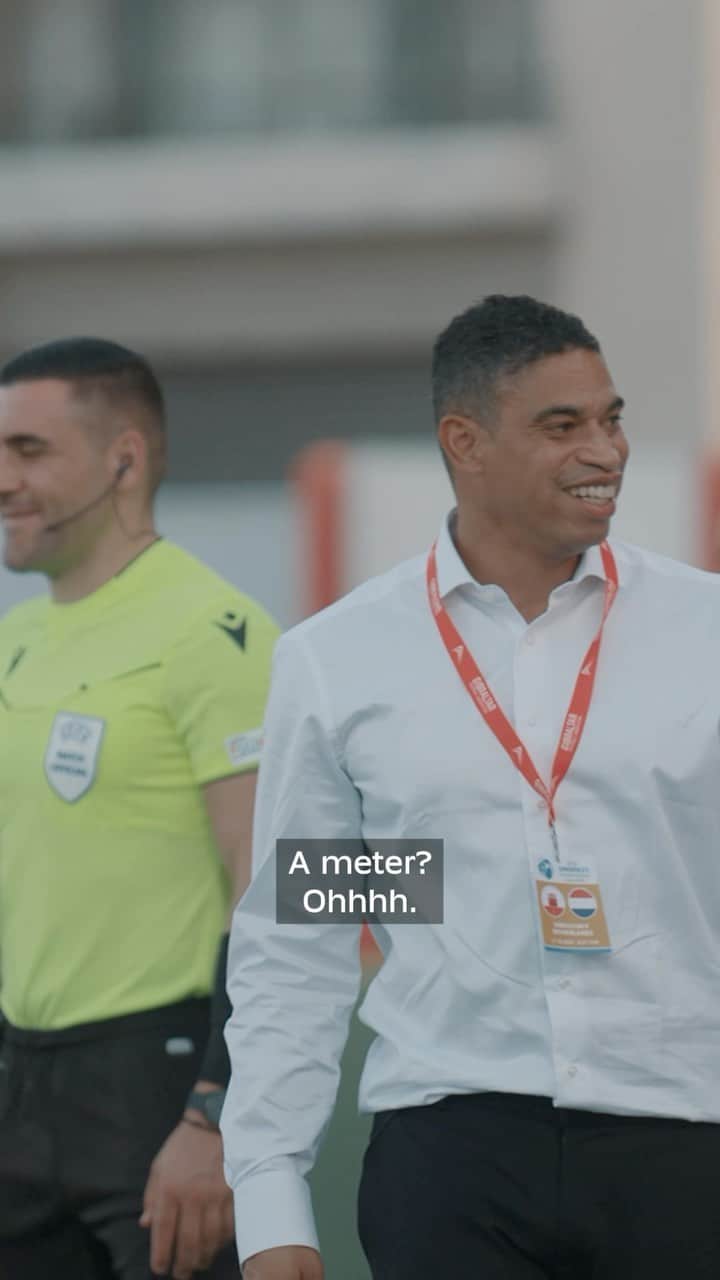 サッカー オランダ代表チームのインスタグラム：「How is this not a goal? 😅   Check out our new documentary 𝗝𝗢𝗡𝗚 𝗢𝗥𝗔𝗡𝗝𝗘, 𝗔𝗟𝗟 𝗔𝗖𝗖𝗘𝗦𝗦 🔶 on YouTube! (Link in bio)   #TheNextUp #NothingLikeOranje」