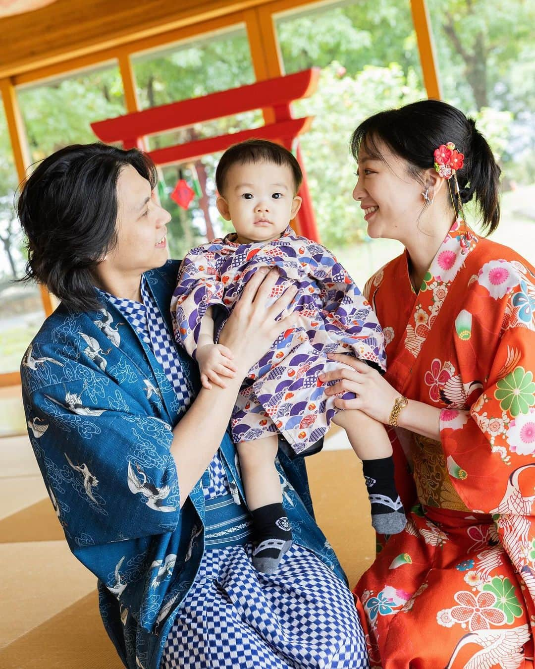 蘇心甯さんのインスタグラム写真 - (蘇心甯Instagram)「姆姆 乾媽祝你生日快樂🎂 真的是最豐富多元的抓周儀式 根本辦的像婚禮一樣盛大 可見玉兔和小豪這對爸媽的用心 自己的事什麼都可以將就簡略 孩子的事什麼都必須最好最滿 最無私的奉獻就是父母給的愛 @bellayutu 母難日辛苦妳了!!! 姆姆要健康、幸福、快樂長大 ♥️姨姨愛你～  今年第四套和服浴衣在綠舞解鎖 走一個最特別又大氣的風格 圖2+3我和玉兔自帶髮飾😂 毫無違和感的造型哈哈 但請不要射我頭上的紅蘋果🍎🍎🍎  綠舞的餐點真的好好吃 剛好體驗到日料館最新的菜單 吃飽飽再回房間泡湯好舒服呀♨️  #lala食記 #lala愛旅行 #宜蘭旅遊  🎏最美親子飯店現在有活動優惠 宜蘭綠舞2023ITF旅展優惠43折起！ 住宿享15個月期限用好用滿！ 每人只要$2,297起！ 入住贈經典浴衣/大正浪漫、萌寵餵食、日式體驗3選1」11月7日 23時41分 - lalababy625