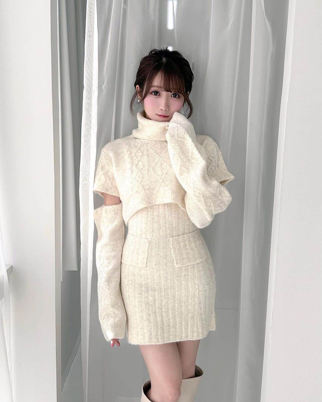 のインスタグラム：「詰め込みっ🫶🏻  ☑︎ミニニットワンピ 袖のボタンを開けて着るのが可愛くて好き！🐈 中のキャミワンピは肩紐調節可能です◎  ☑︎オフショルニット これこそあざとかわいいってやつ…☺ 肩を出さなくても、両肩出しても、ワンショルでも💕  ☑︎サテンワンピ 夏に人気だったワンピの長袖ver.🎀♡ 可愛くて色っぽい、私の推しワンピ🐈‍⬛  ☑︎スウェットセットアップ コルセット風でウエストがすんごいきゅっと見える👀 綺麗めなスウェット大好き！私もいっぱい着る予定です😙  ⇨pop-up store 11/8 〜、web store 11/8 20:00〜☃️  ついに明日からポップアップ開催になります❕✨✨ 場所は 新宿ルミネエストのB1 です💞 初日は事前整理券をお持ちの方のみのご案内ですが 12日まで皆さんのご来場お待ちしています🤍 前回と場所が違うので、お気をつけください🫡  アウターや冬の新作、ユニセックスアイテム ネットで完売していた商品もお在庫ございますので ぜひ楽しんでいただけたら嬉しいです☃️❄️ 詳しくはRosé Muse公式をご覧くださいませ🫶🏻  まだ投稿できてない猫ちゃんスウェットと ユニセックスアイテムのパーカーとカーデは 明日また投稿するね❕🐱 #RoseMuse」