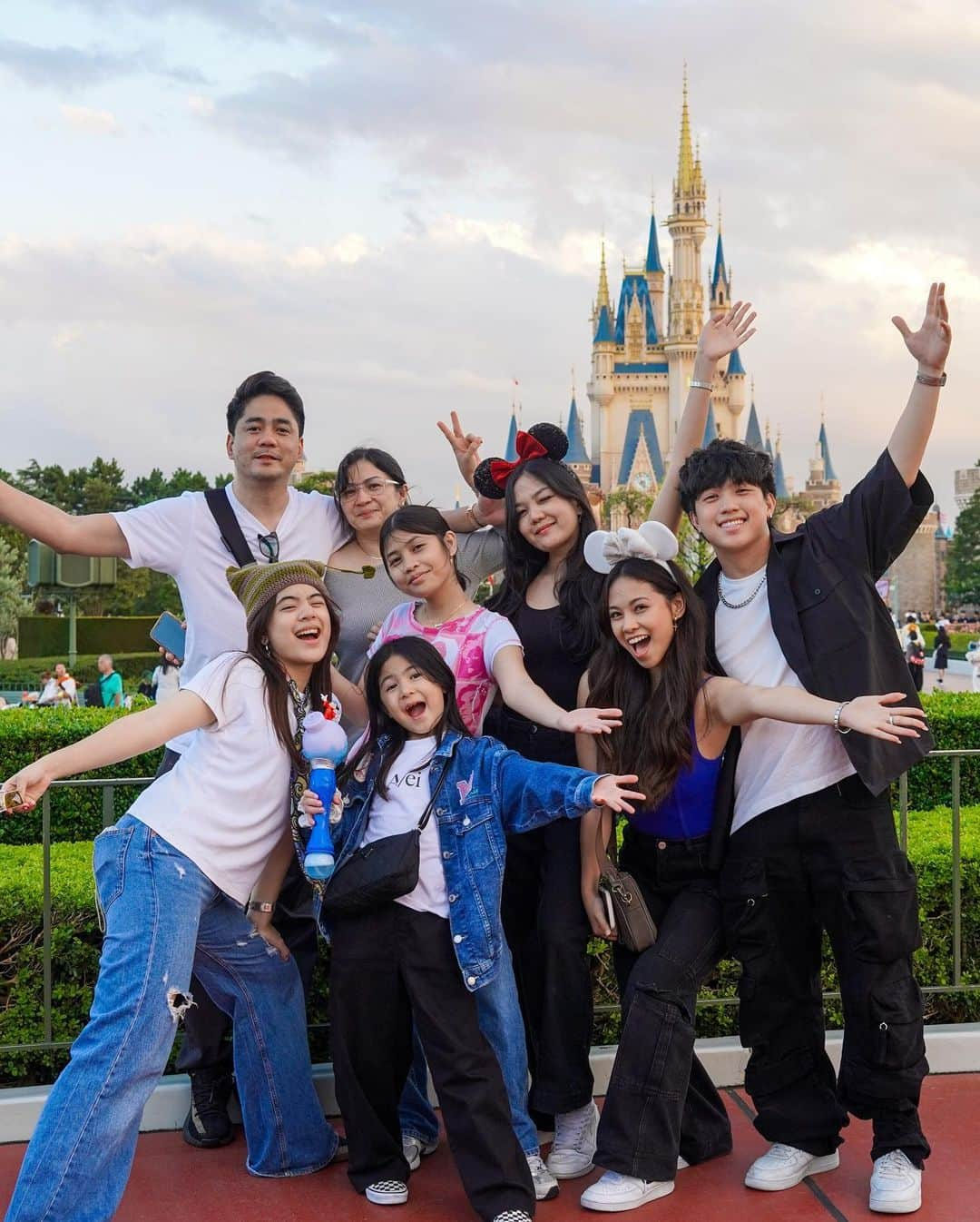 Ranz Kyleのインスタグラム：「Fam at the happiest place on earth ✨🏰 #disneyland #japan」