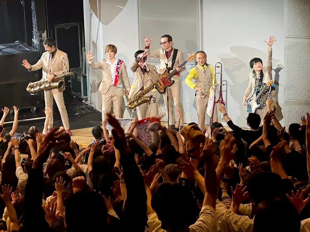 東京スカパラダイスオーケストラさんのインスタグラム写真 - (東京スカパラダイスオーケストラInstagram)「❤️‍🔥釧路公演終了❤️‍🔥  15年ぶりの釧路✨ 釧路の皆さんのパワーに驚きました‼️笑 最後の最後まで全力の歓声 ありがとうございました😭🫶 まなぼっと！！ また会える日まで🙌🙌  #スカパラ #JUNKorGEM #スカ部門最年長9人組アイドル  #ツアーは生涯学習」11月7日 23時52分 - tokyoska_official
