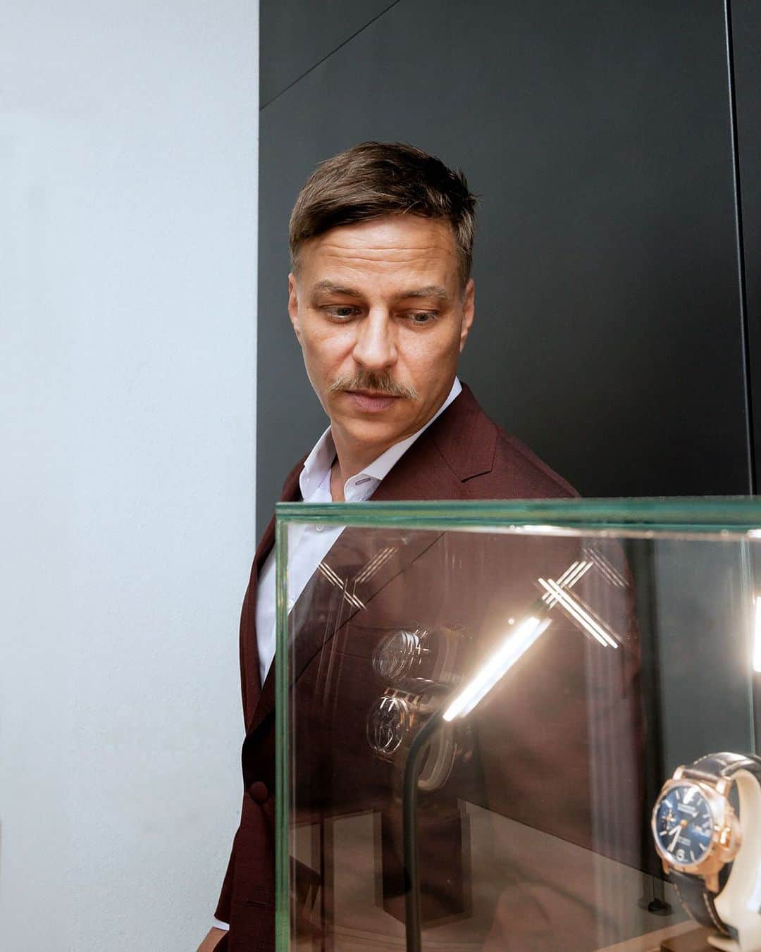 オフィチーネ パネライのインスタグラム：「Introducing the new Global Friends of the Brand, Tom Wlaschiha @tomwlaschiha  The renowned performer will join forces with us on projects honoring the Brand’s history and collections.  #Panerai #Pamily #PaneraiRadiomir #PaneraiCrew」