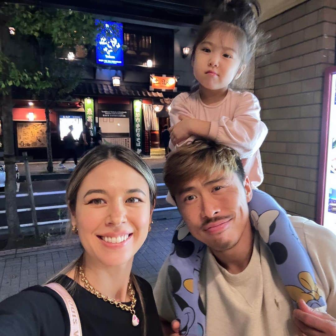 のインスタグラム：「本日36歳を迎えました。 今年は自分のアスリート活動をおさえてTKアカデミーにフォーカスすることに決め、必ず成果を出すと決めて取り組んできましたがここにきて結果として徐々に出始めて来ました。本気で日本スポーツ界のフィジカルレベルを上げます。僕自身36歳でもまだまだ身体能力をトレーニングによって伸ばせることを証明するのでこれからも頑張っていきます！ そしていつも最高の時間を共有できる我が家の美女コンビ、いつもありがとー！ 誕生日ということで銀座の異常に美味しいタイ料理屋で大量に食べると決めてたのでスクワット200kg上がったら自由に食べていいという謎のルールを自分で決めて、なんとかギリギリ上げました😅」