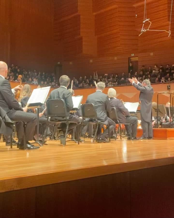 キム・インキョンのインスタグラム：「Omg… @viennaphilharmonic came to us 🥹 with Tugan Sokhiev ⭐️ Lang Lang  The harmony was incredible and magical… Were they magicians? 🧚🏻🧞‍♂️ Charles-Camille Saint-Saëns Piano Concerto No.2 … 모르던 곡이었는데 아름다워서 멈추지 않길 잠시 바라는 마음… 꿈처럼 비현실적이었던 시간이었다.」