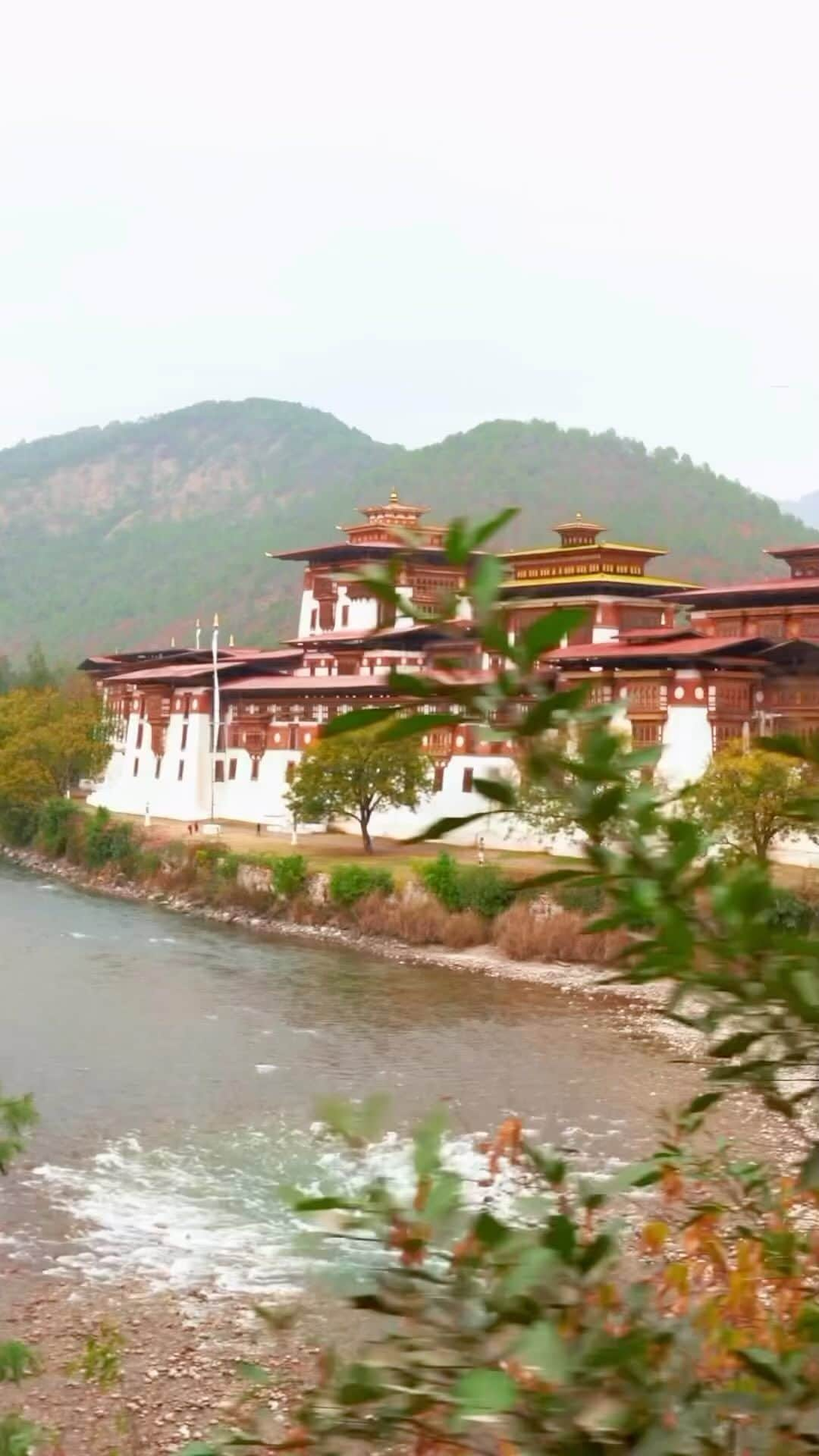 Wonderful Placesのインスタグラム：「Bhutan with @bhutanpeacefultour 😍🇧🇹 . Embrace happiness in the heart of #Bhutan. Wander through ancient dzongs, savor unique cuisine, and dance with locals at vibrant festivals. Let Bhutan’s magic ignite your joy. Book your journey with @bhutanpeacefultour #traveltobhutan #bhutanpeacefultour #travel  . 📹 ✨@alpgalip✨ #wonderful_places for a feature ♥️」