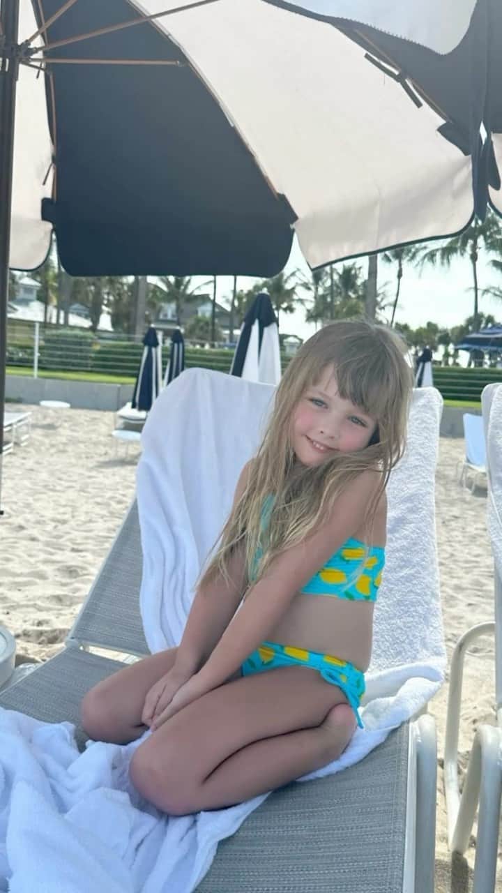 Sascha Barbozaのインスタグラム：「Querida Luna, no puedo creer que ya tienes 6 años! Siento que hace nada naciste, hace seis años Dios me bendijo con mi niña arcoiris🌈, llegaste cuando más te necesitaba❤️  Hoy celebramos seis años de alegría, ocurrencias divertidas y amor incondicional.   Eres una niña soñadora, siempre con la imaginación volando hacia lugares mágicos. Tus sueños nos inspiran a creer en lo imposible. Nunca dejes de soñar y de perseguir tus deseos, porque eres capaz de lograr todo lo que te propongas.  Lunita tu alegría es contagiosa y nos recuerda que la vida está llena de momentos para disfrutar y crear recuerdos inolvidables juntos. Eres única y especial, nunca lo olvides.  En este día tan especial, quiero que sepas lo orgullosos que estamos de ti y lo feliz que nos haces a todos cada día. Que Dios llene siempre tu vida de salud y de momentos bonitos, que siempre seas feliz. Siento que eres de esas personas que llevará a su niño interior vivo por siempre, nunca cambies eso tan bonito, tenemos mucho que aprender de ti! Te amo con todo mi corazón❤️🥹」