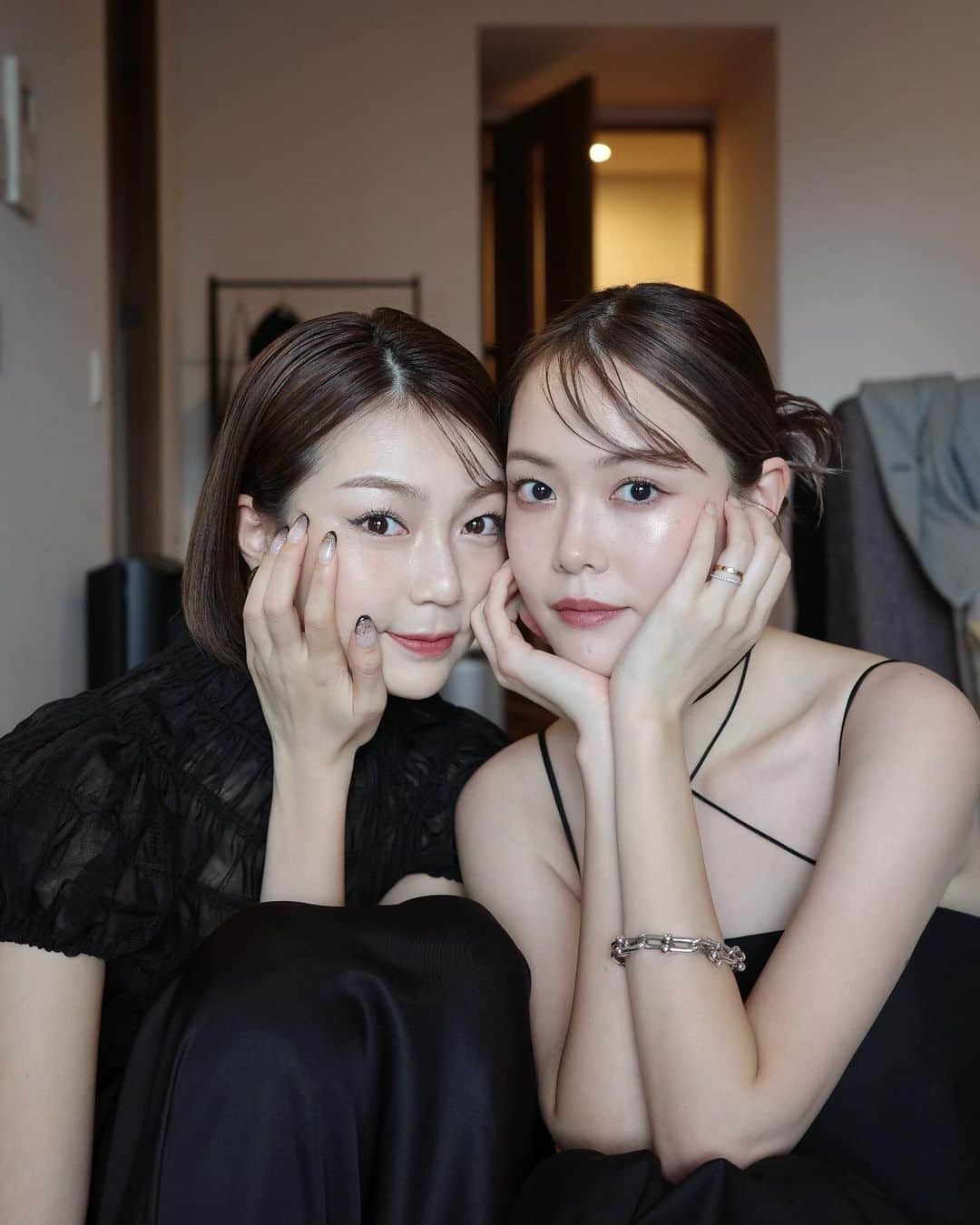 美舞のインスタグラム：「. . 私と姉　♡♡♡♡  私に起こる日々の出来事を同じベクトルで、 喜びや悲しみを共にしてくれる人。 嫌いな所を探してみても、一つも出てこない。 全てが愛らしくて私にとっての憧れの人♡ . 大体すっぴんで家でダラけて一緒過ごすから 結婚式に一緒に参列の日やる気出したね📸 . #阪神愛の姉　#優勝しておめでとうって言われて誇らしげにしてた　#おめでとう　#ブラックコーデ　#お呼ばれコーデ」