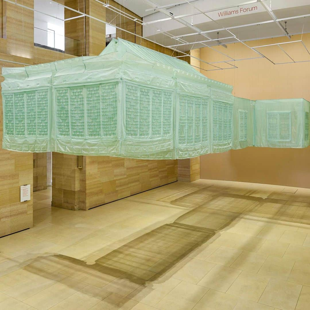 フィラデルフィア美術館さんのインスタグラム写真 - (フィラデルフィア美術館Instagram)「In addition to his work in sculpture and drawing, Do Ho Suh produces fabric replicas of the physical spaces he’s occupied. In this way, his concept of home is portable and transportable.   For The Shape of Time exhibition, Suh installed “Seoul Home,” a 1:1 scale recreation of the traditional Korean house that was his childhood home, in our Williams Forum.   Come view Suh's installation at “The Shape of Time: Korean Art after 1989” on view now through Feb 11.   “Seoul Home / Seoul Home / Kanazawa Home / Beijing Home / Pohang Home / Gwangju Home / Philadelphia Home,” 2012, by Do Ho Suh (Private collection) Images by Tim Tiebout   #TheShapeofTime #KoreanArt #KoreanArtists #Contemporaryart #philamuseum」11月7日 23時55分 - philamuseum