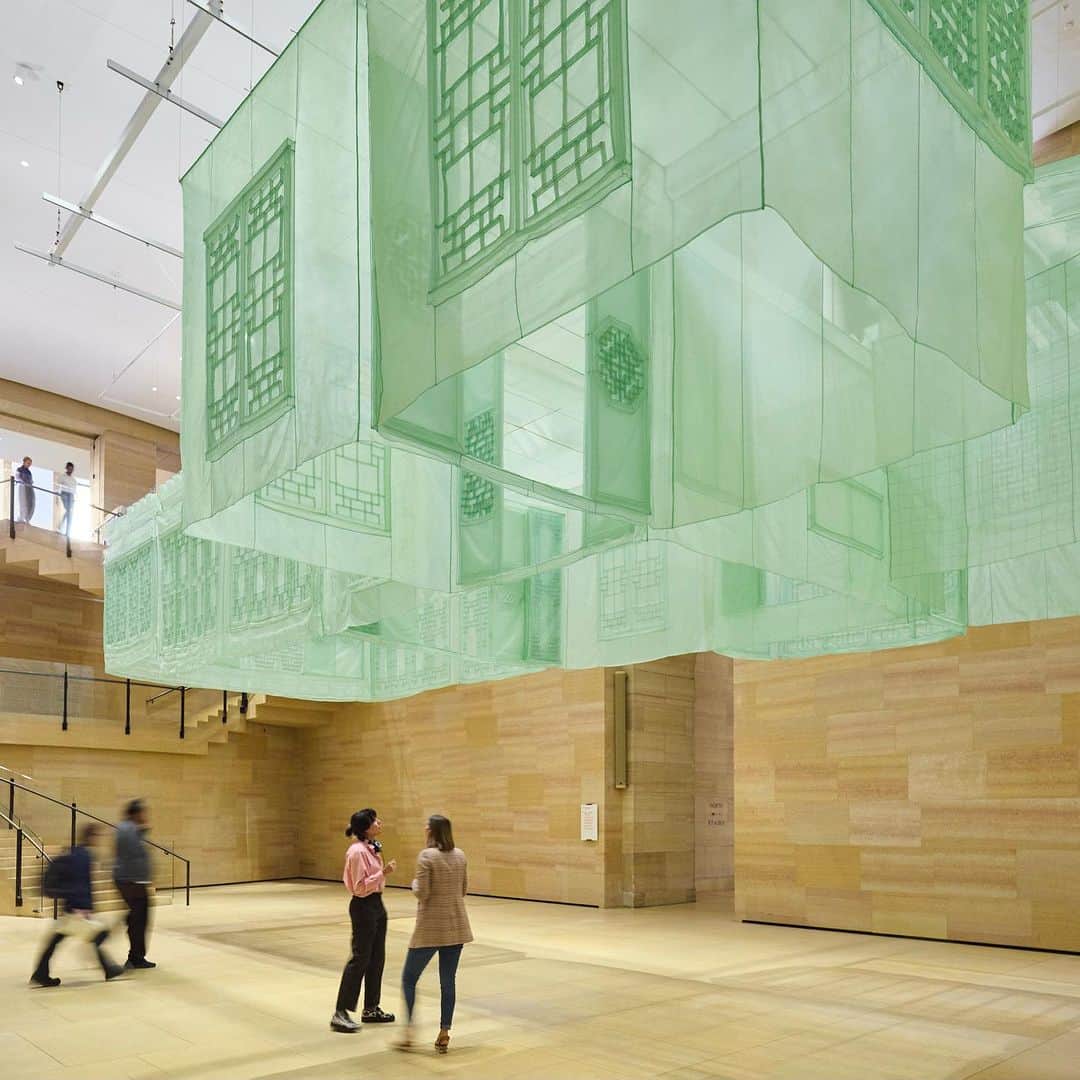 のインスタグラム：「In addition to his work in sculpture and drawing, Do Ho Suh produces fabric replicas of the physical spaces he’s occupied. In this way, his concept of home is portable and transportable.   For The Shape of Time exhibition, Suh installed “Seoul Home,” a 1:1 scale recreation of the traditional Korean house that was his childhood home, in our Williams Forum.   Come view Suh's installation at “The Shape of Time: Korean Art after 1989” on view now through Feb 11.   “Seoul Home / Seoul Home / Kanazawa Home / Beijing Home / Pohang Home / Gwangju Home / Philadelphia Home,” 2012, by Do Ho Suh (Private collection) Images by Tim Tiebout   #TheShapeofTime #KoreanArt #KoreanArtists #Contemporaryart #philamuseum」