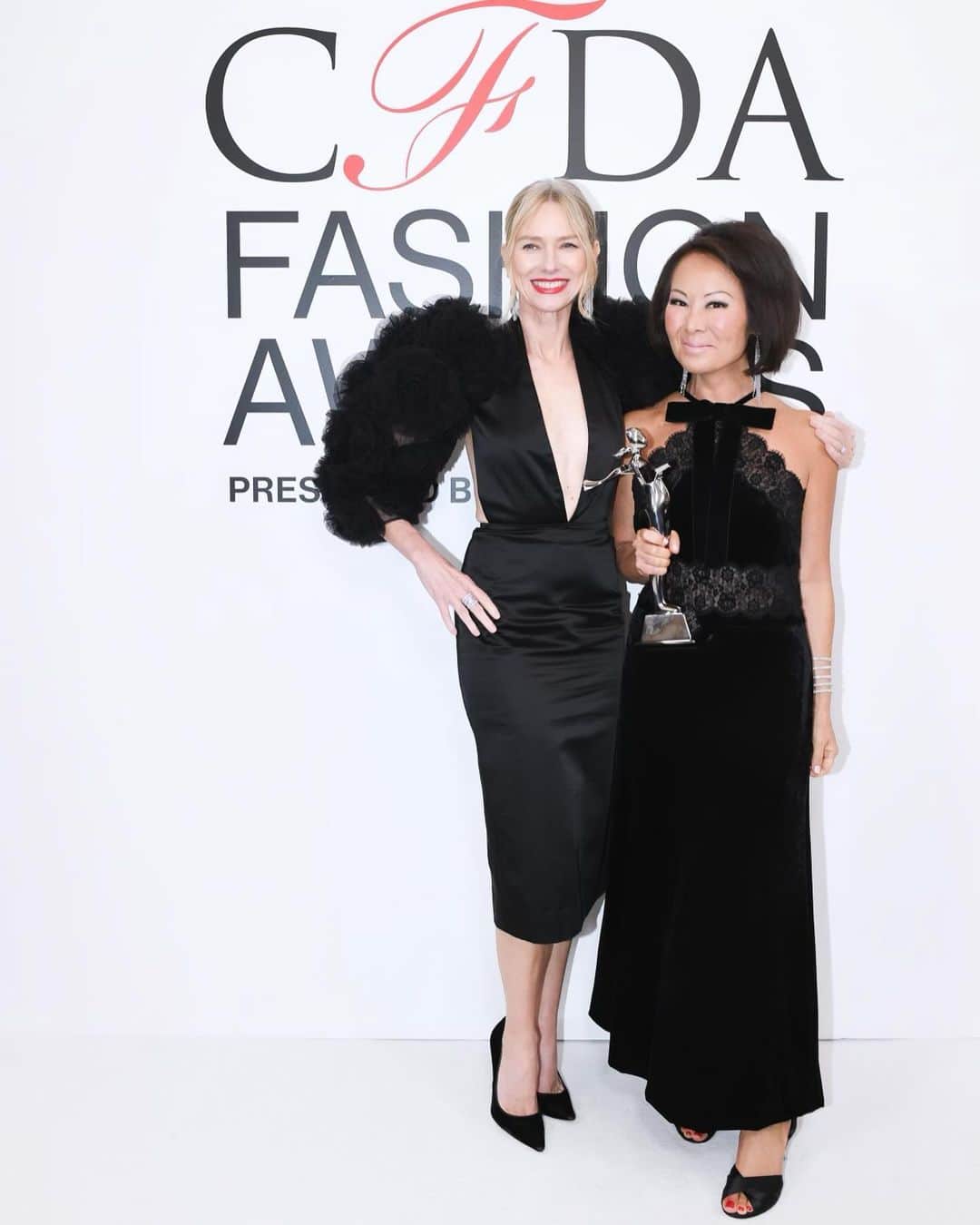 ナオミ・ワッツのインスタグラム：「Alina Cho one of the coolest freaking chics I know. So fun celebrating you receiving the CFDA’s Media Award last night. What a beautiful night of fashion and friendship in the most wonderful setting, topped with a glorious chicken pot pie! 🥧😋 @thealinacho @cfda @carolinaherrera」