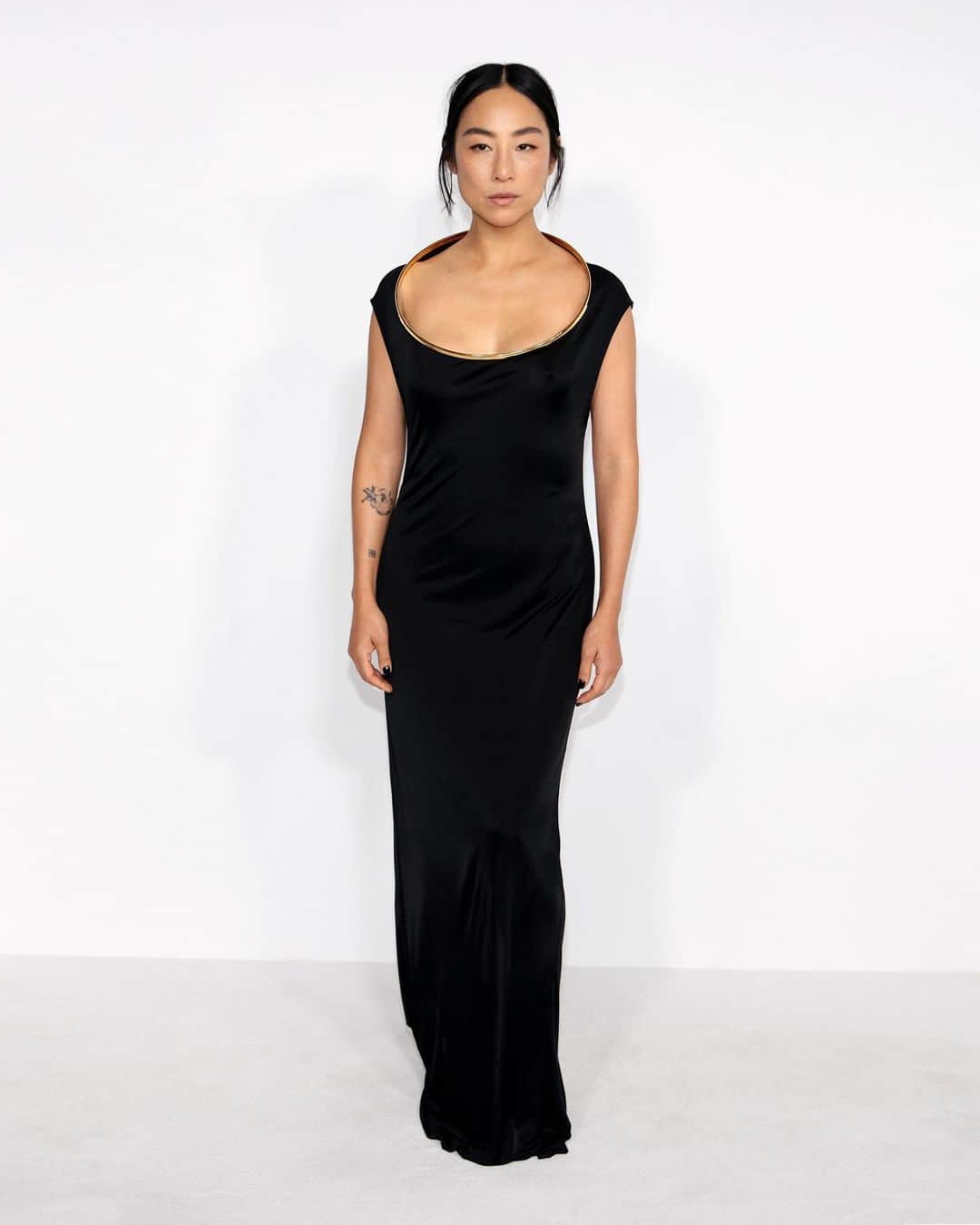 Loeweのインスタグラム：「Greta Lee wears custom LOEWE to attend the 2023 CFDA Fashion Awards in New York.  Lee presented the award for International Designer of the Year to our creative director Jonathan Anderson.  #LOEWE」