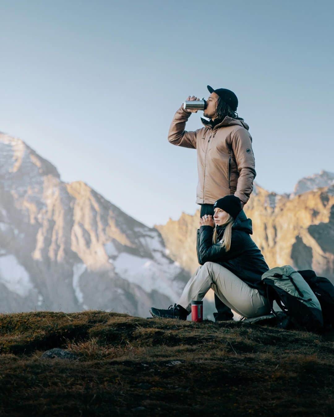 Mammutのインスタグラム：「Mammut partnered with Nespresso and HeiQ to design the unique and exclusive The Extraordinary Jacket – made for exploring above the tree line. 🌳💚  A heat-reflective HeiQ membrane uses recycled Nespresso capsules to retain 20% more heat than similar jackets.  Choose from two exclusive colorways and make exploring a breeze⛰️  Link in bio.  *  Mammut a collaboré avec Nespresso et HeiQ pour créer The Extraordinary Jacket, unique et exclusive - pour être portée en pleine nature, au pied des sommets.🌳💚  Sa couche isolante HeiQ contenant de l’aluminium issu de capsules Nespresso recyclées lui confère un atout majeur : conserver 20% de chaleur en plus vs une veste de la même épaisseur.  Choisissez parmi deux coloris exclusifs et faites de l'exploration une expérience ludique. ⛰️   *  Mammut hat zusammen mit Nespresso und HeiQ die einzigartige und exklusive The Extraordinary Jacket entworfen – entwickelt für Entdeckungsreisen in der Natur. 🌳💚  Die wärmereflektierende HeiQ-Membran nutzt recycelte Nespresso-Kapseln, um 20% mehr Wärme zurückzuhalten als vergleichbare Jacken.  Wählen Sie aus zwei exklusiven Farben aus und machen Sie das Entdecken zum Kinderspiel⛰️」