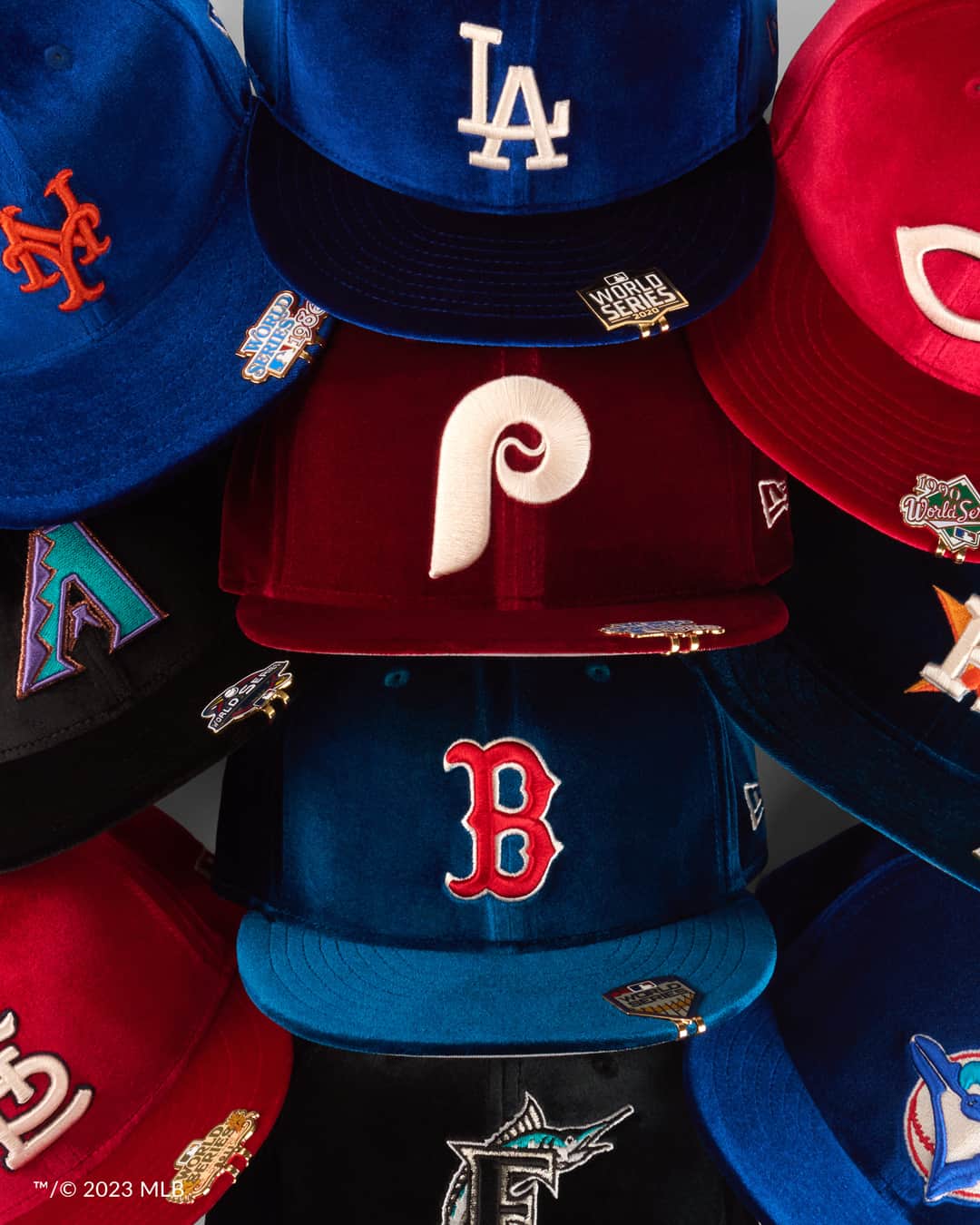 ニューエラ・キャップのインスタグラム：「Play with textures. Check out your favorite teams in satin, velvet, and heathered visors from our latest collections.」